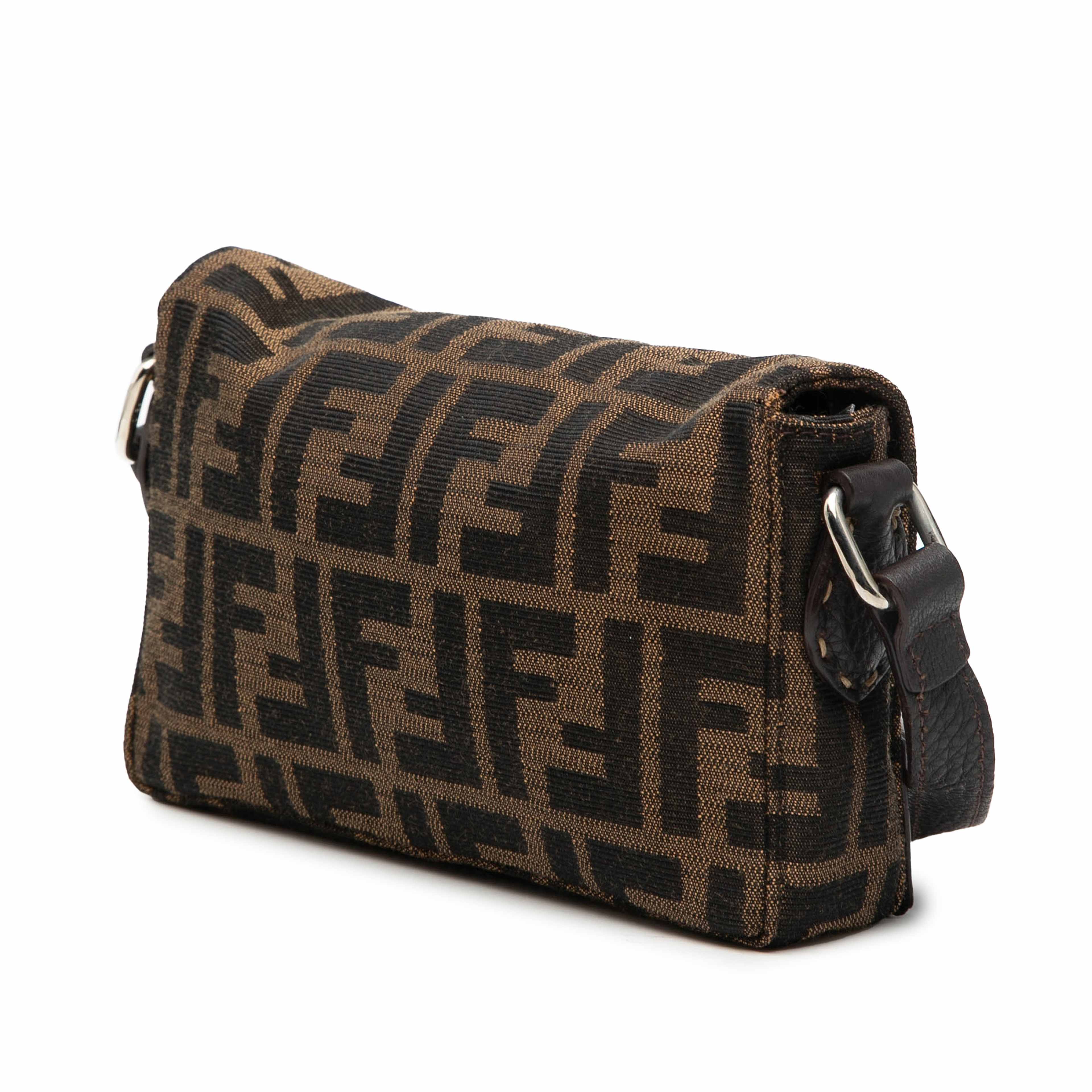 Fendi Zucca Canvas Selleria Crossbody, från Luxclusif, i färgen brown. Klicka för att öppna bilden i stort format