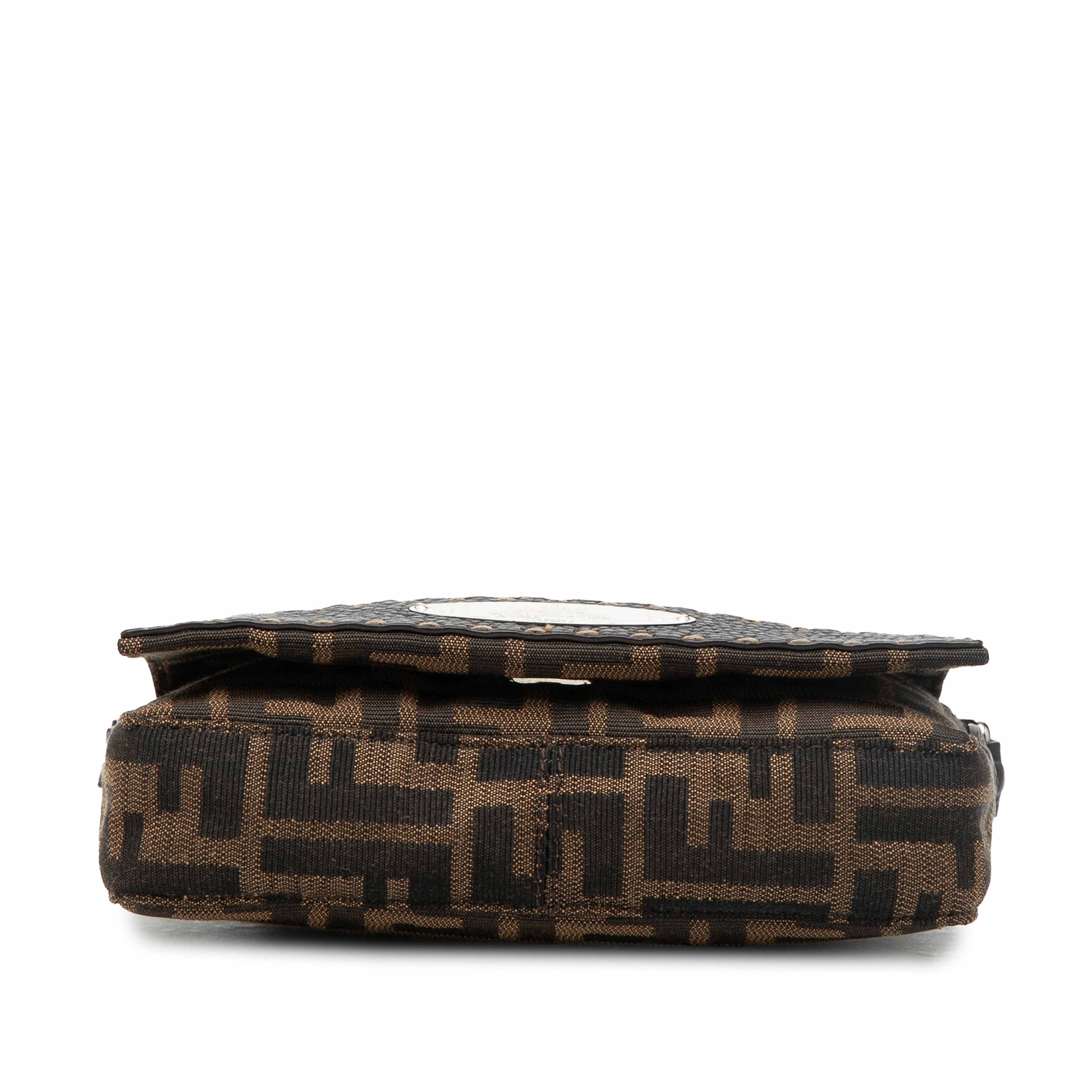 Fendi Zucca Canvas Selleria Crossbody, från Luxclusif, i färgen brun. Klicka för att öppna bilden i stort format