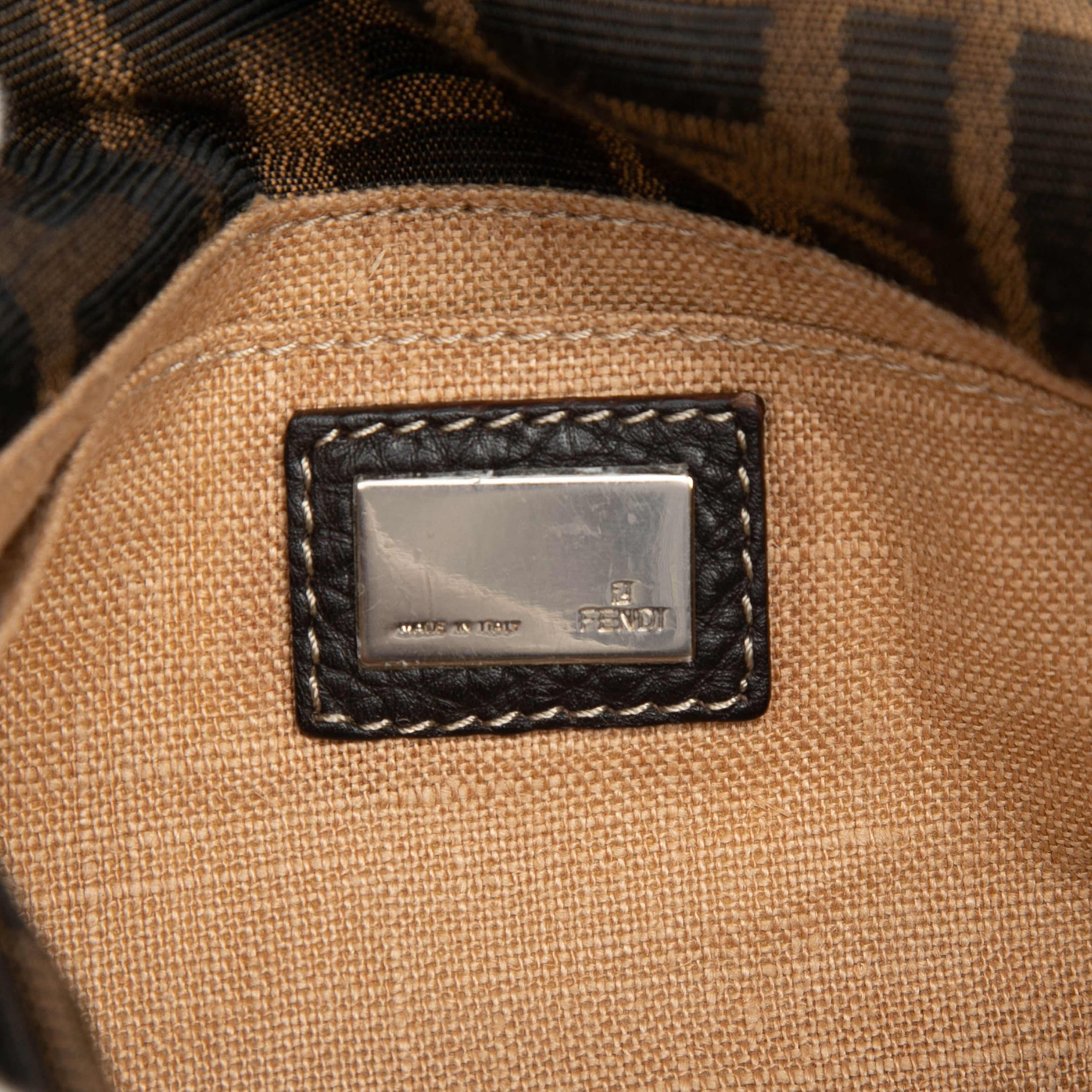 Fendi Zucca Canvas Selleria Crossbody, från Luxclusif, i färgen brown. Klicka för att öppna bilden i stort format