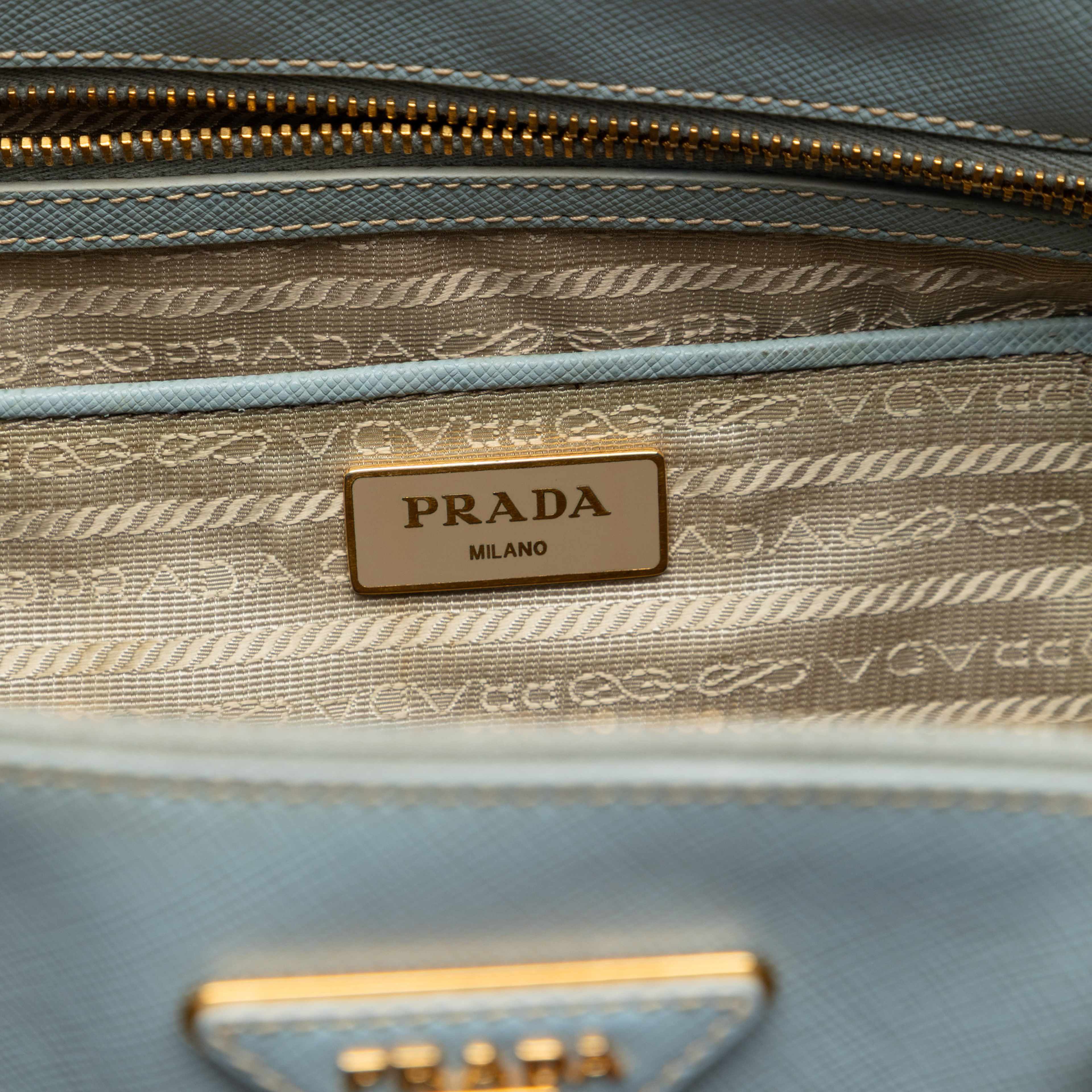 Prada Large Saffiano Lux Galleria Double Zip Satchel, från Luxclusif, i färgen light blue. Klicka för att öppna bilden i stort format