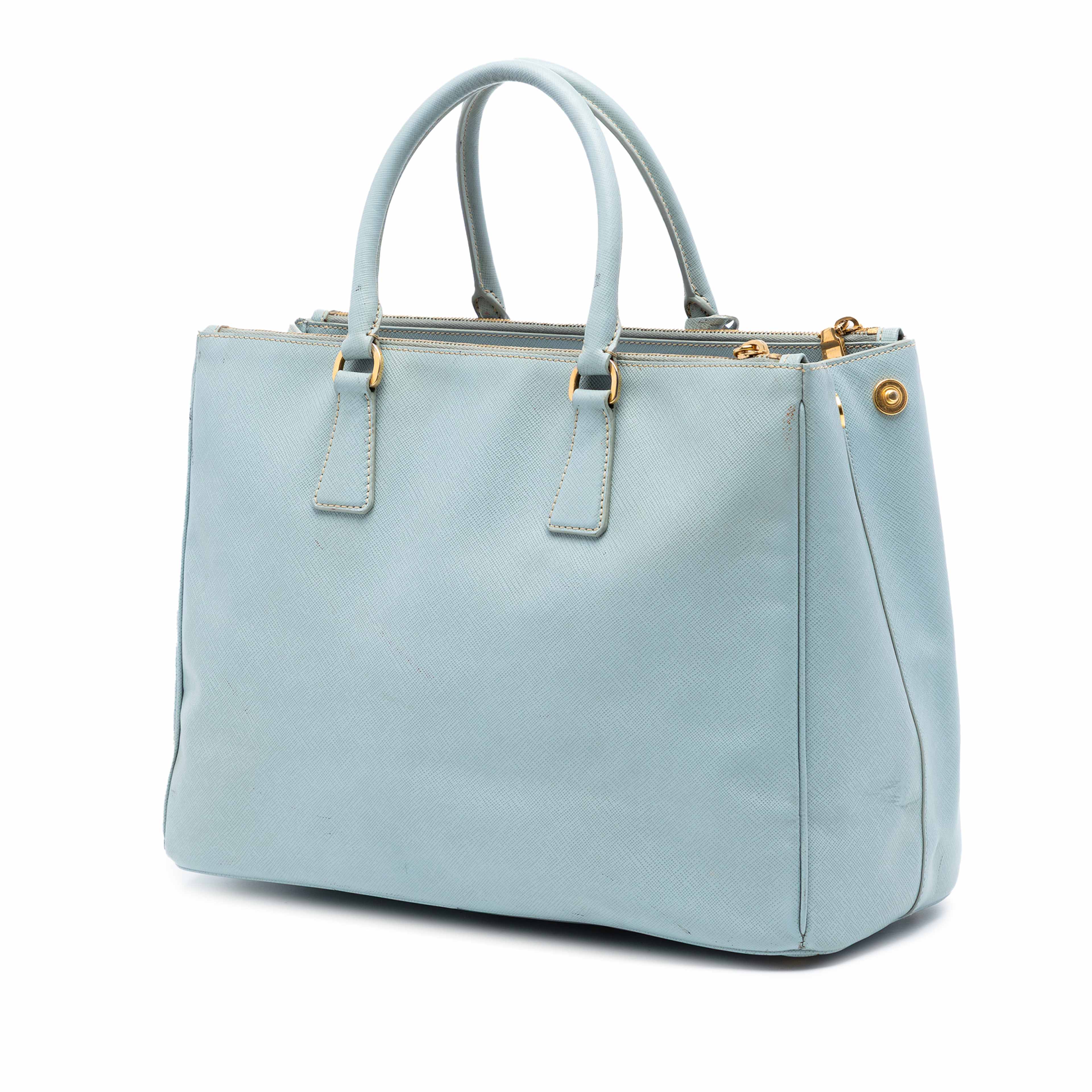 Prada Large Saffiano Lux Galleria Double Zip Satchel, från Luxclusif, i färgen light blue. Klicka för att öppna bilden i stort format