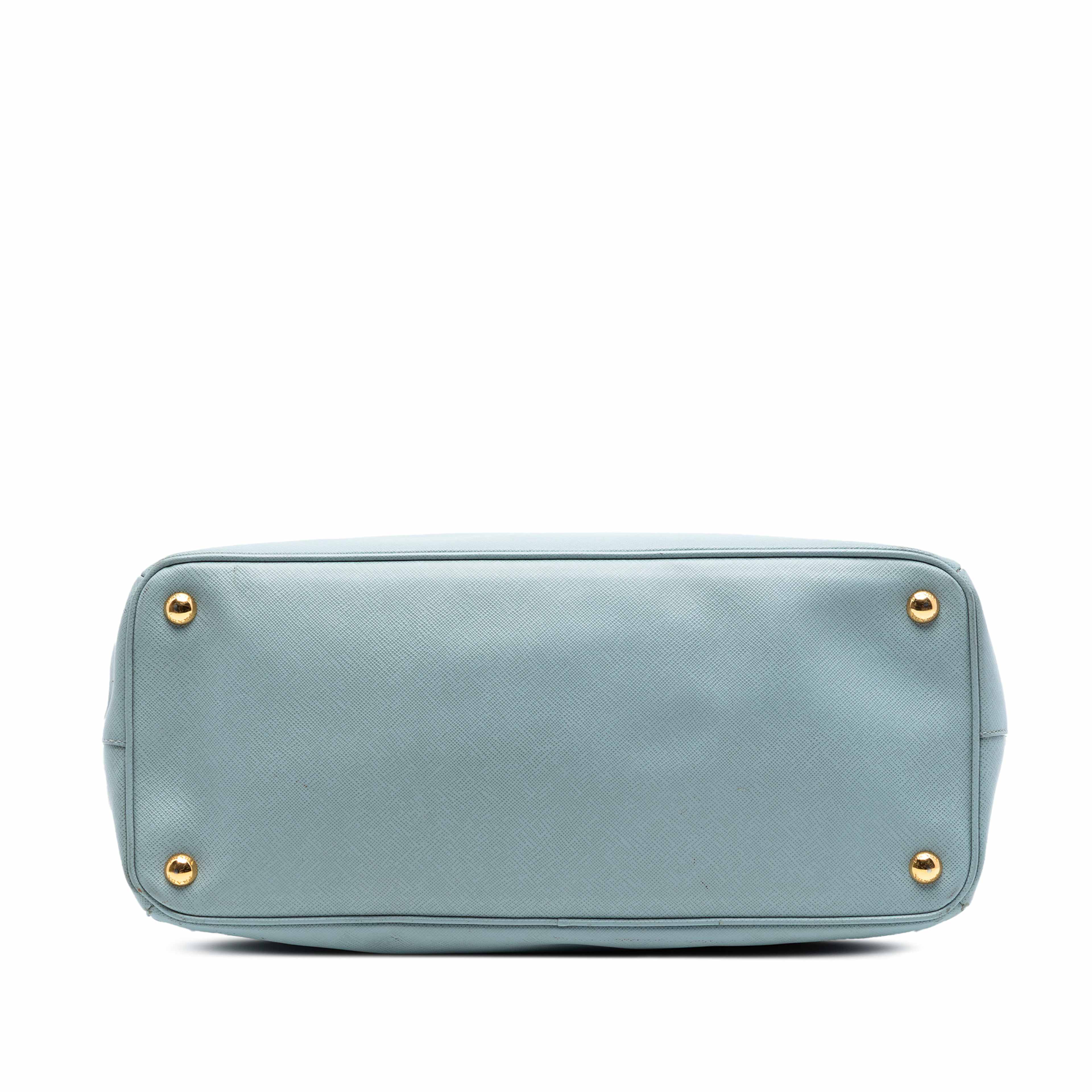 Prada Large Saffiano Lux Galleria Double Zip Satchel, från Luxclusif, i färgen light blue. Klicka för att öppna bilden i stort format