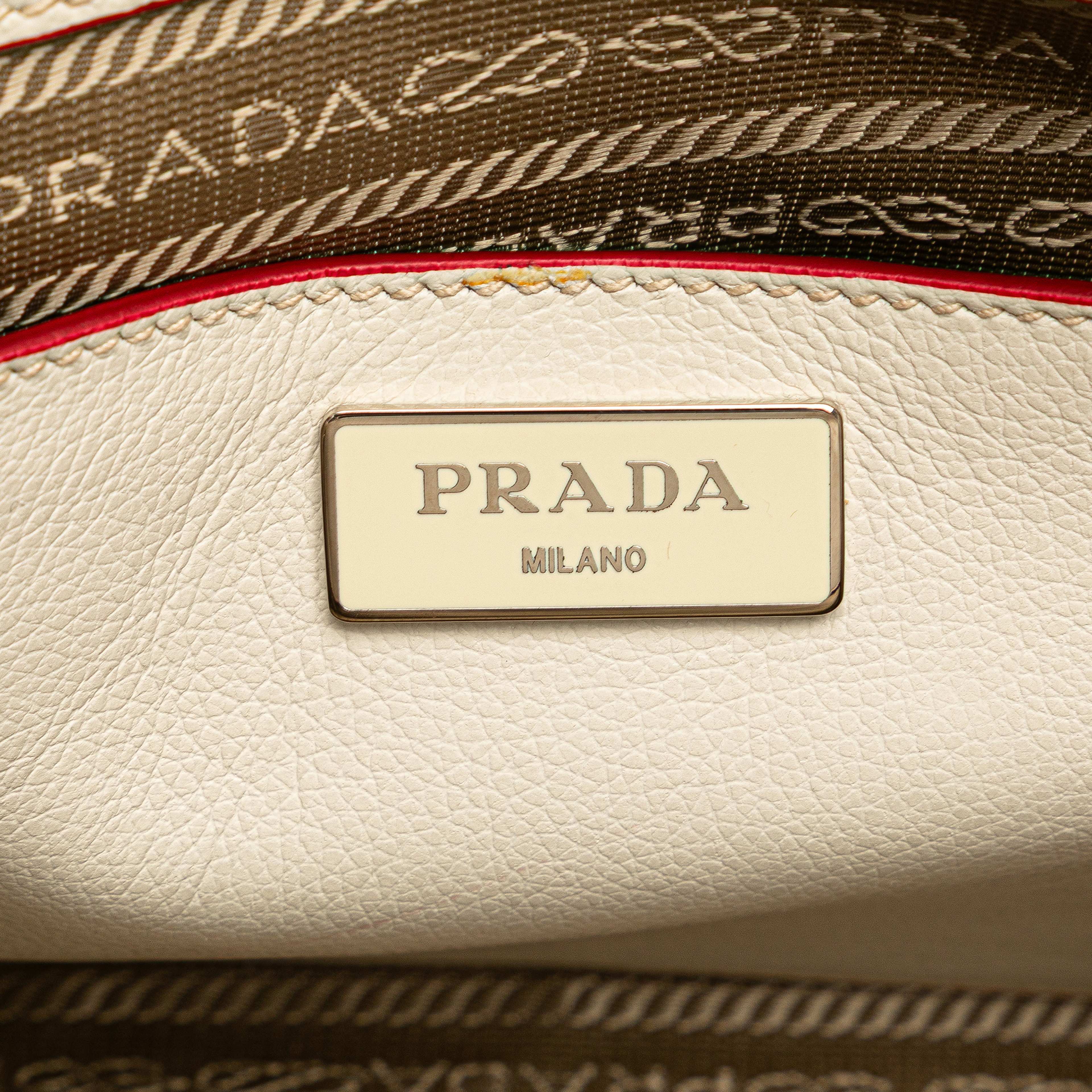 Prada Mini Scamosciato Trimmed Glace Calf Twin Pocket Satchel, från Luxclusif, i färgen ivory. Klicka för att öppna bilden i stort format
