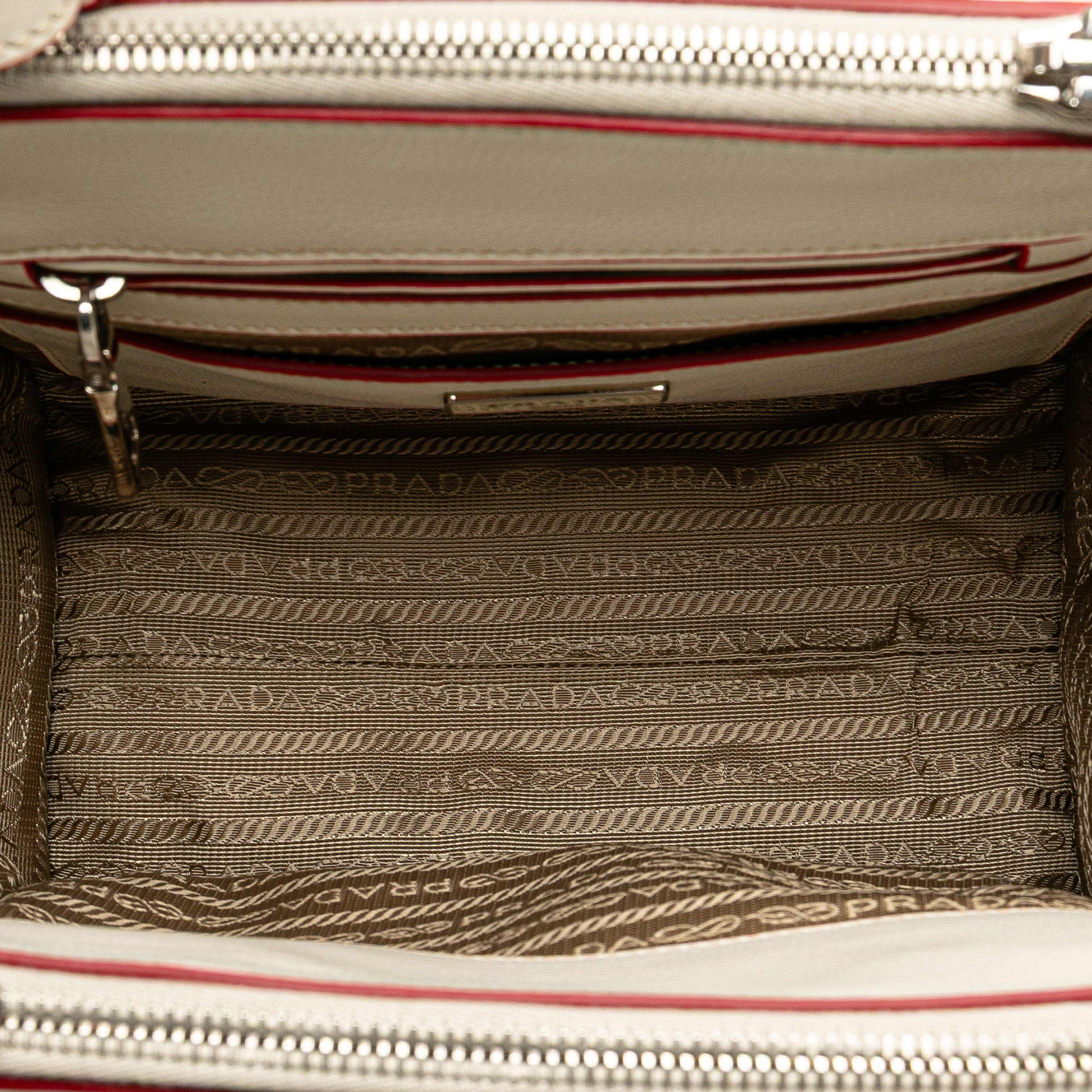 Prada Mini Scamosciato Trimmed Glace Calf Twin Pocket Satchel, från Luxclusif, i färgen ivory. Klicka för att öppna bilden i stort format