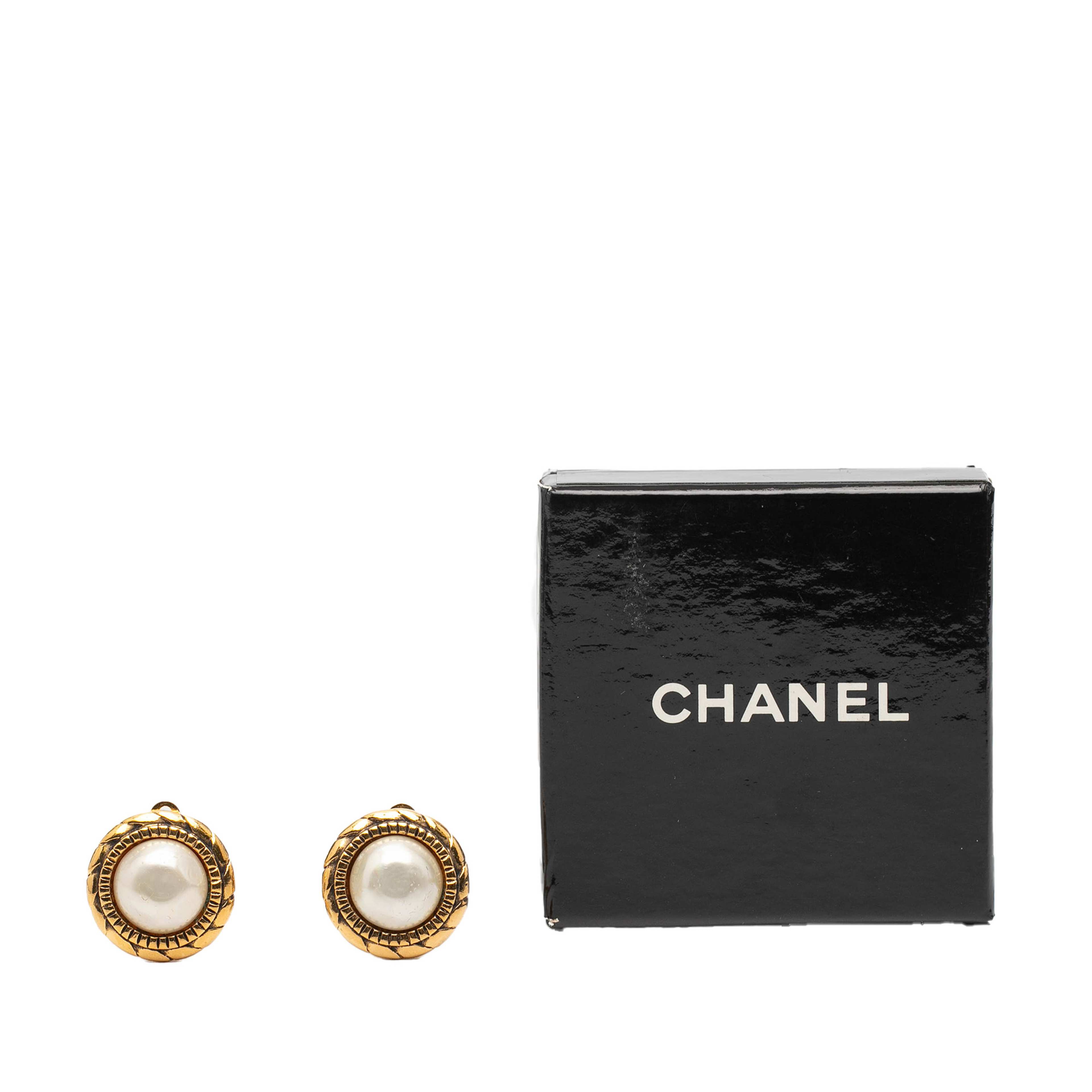 Chanel Gold Plated Faux Pearl Round Clip On Earrings, från Luxclusif, i färgen gold. Klicka för att öppna bilden i stort format