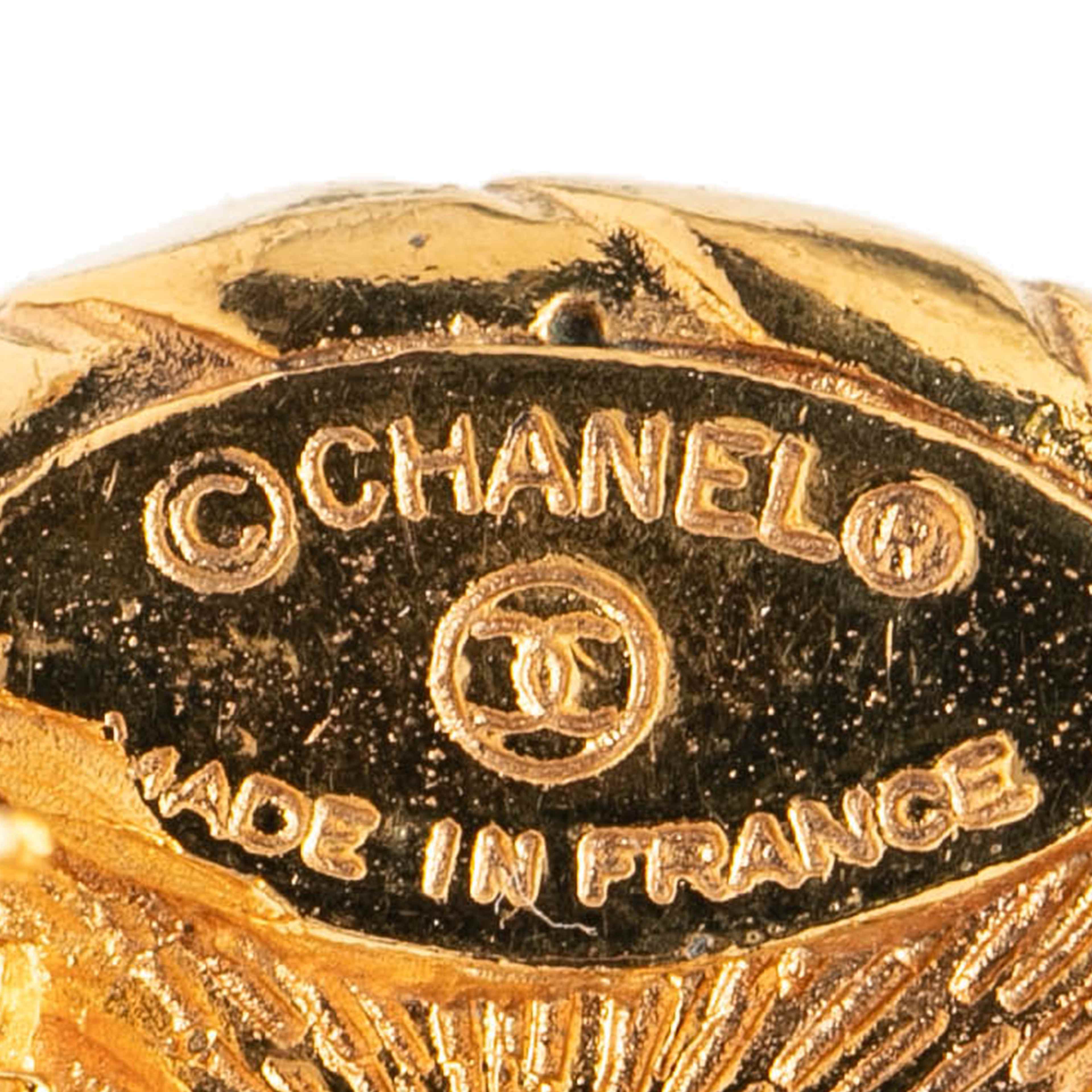 Chanel Gold Plated Faux Pearl Round Clip On Earrings, från Luxclusif, i färgen gold. Klicka för att öppna bilden i stort format