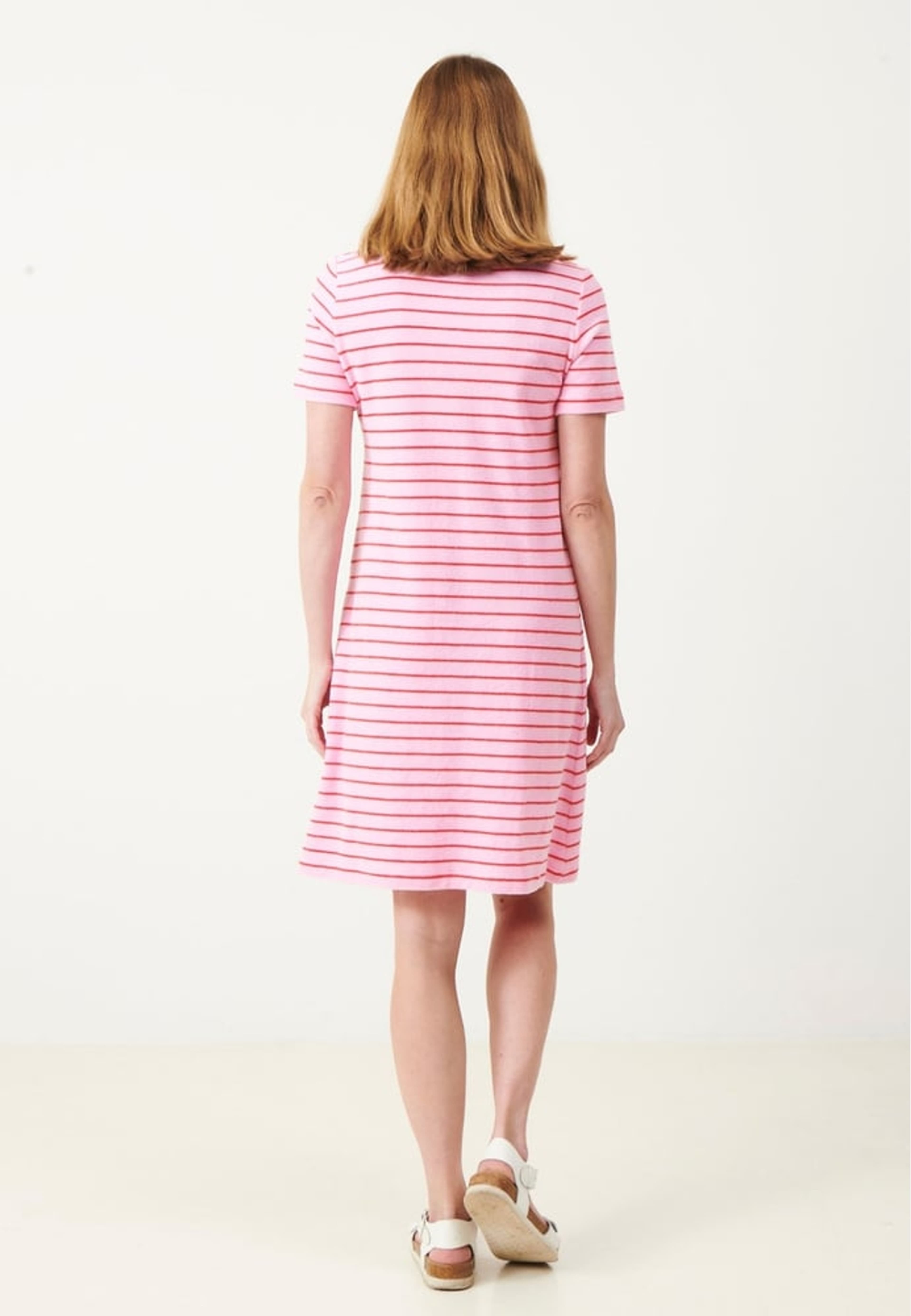 Lovisa Dress, från Jumperfabriken, i färgen pink. Klicka för att öppna bilden i stort format