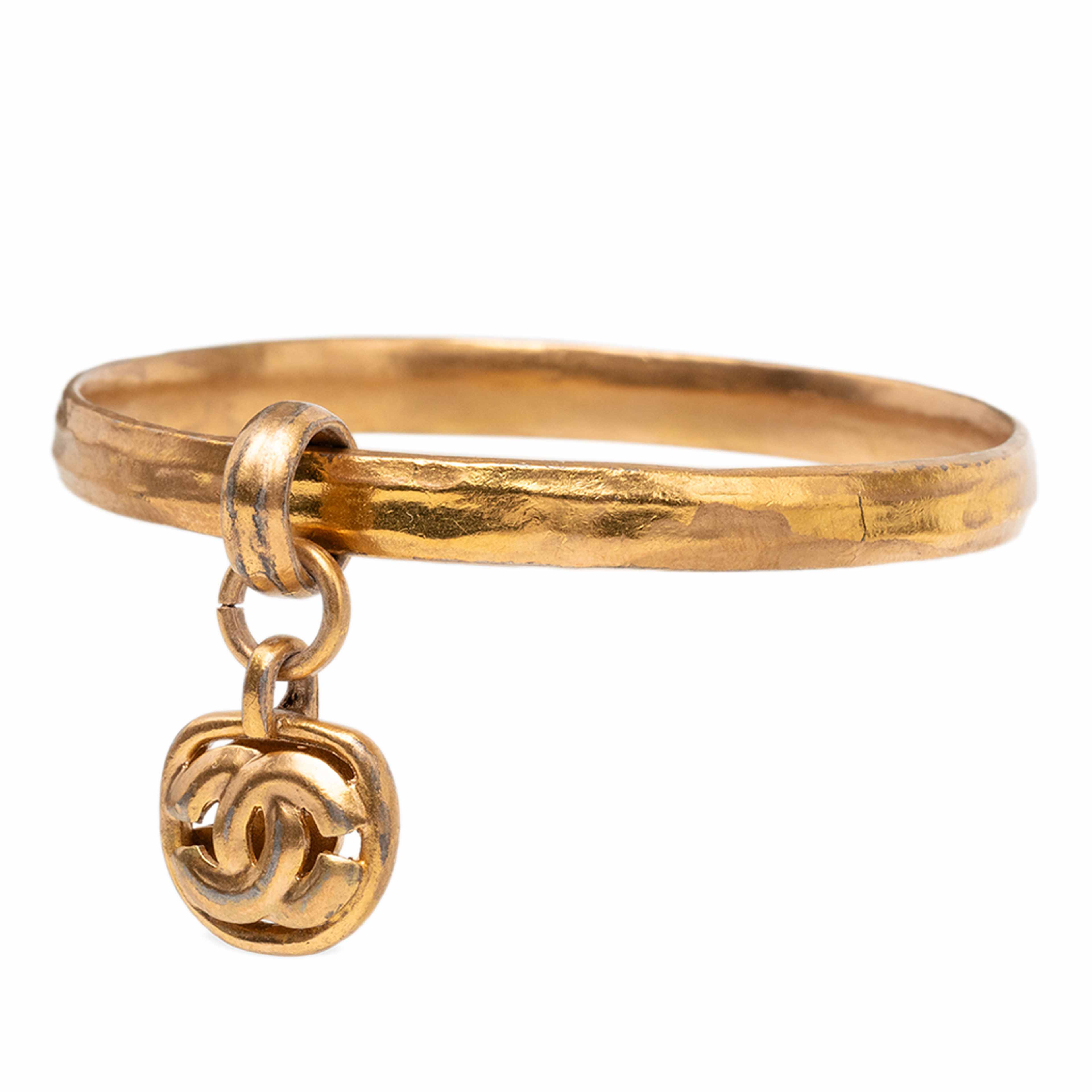Chanel Gold Plated Cc Charm Bangle, från Luxclusif, i färgen gold. Klicka för att öppna bilden i stort format