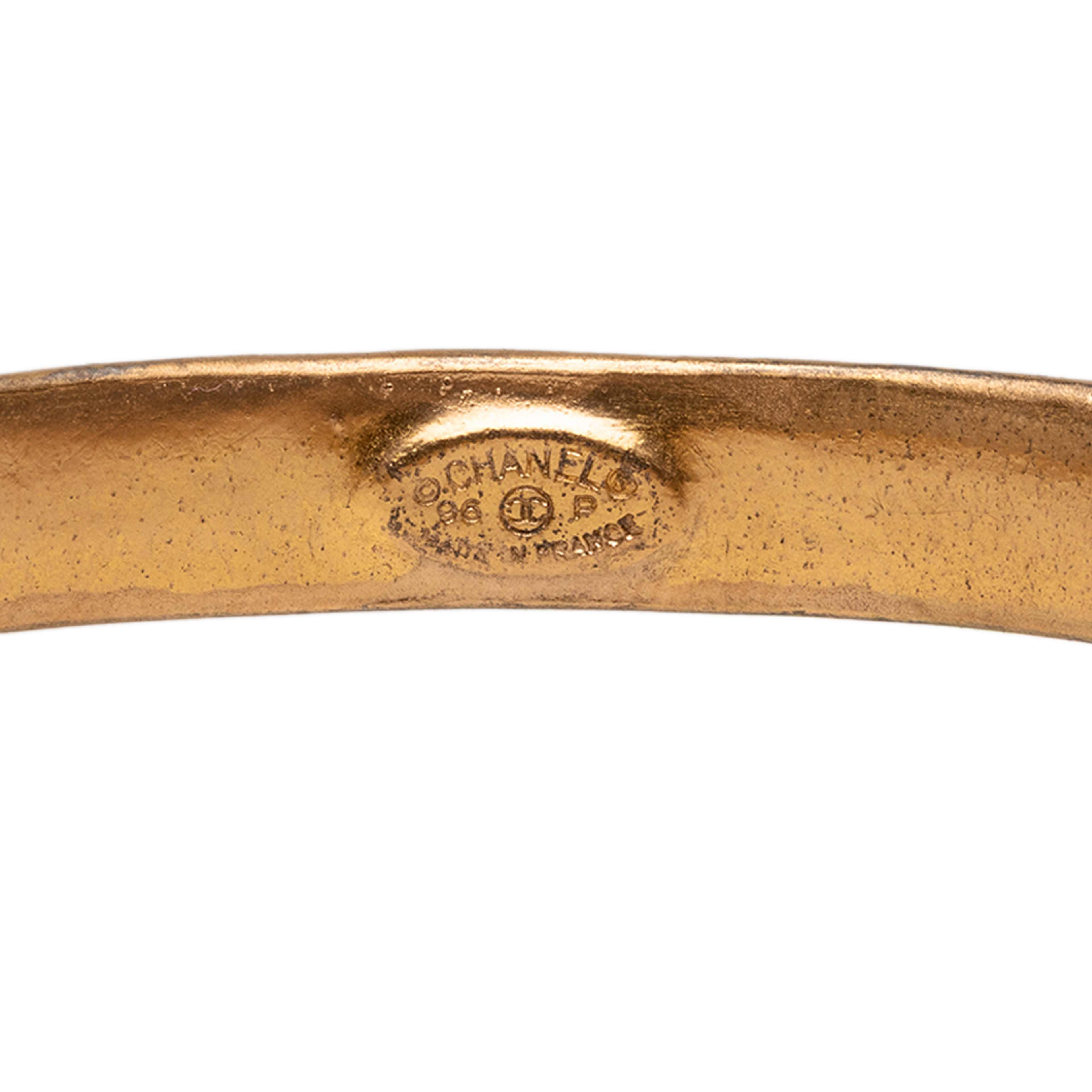 Chanel Gold Plated Cc Charm Bangle, från Luxclusif, i färgen gold. Klicka för att öppna bilden i stort format