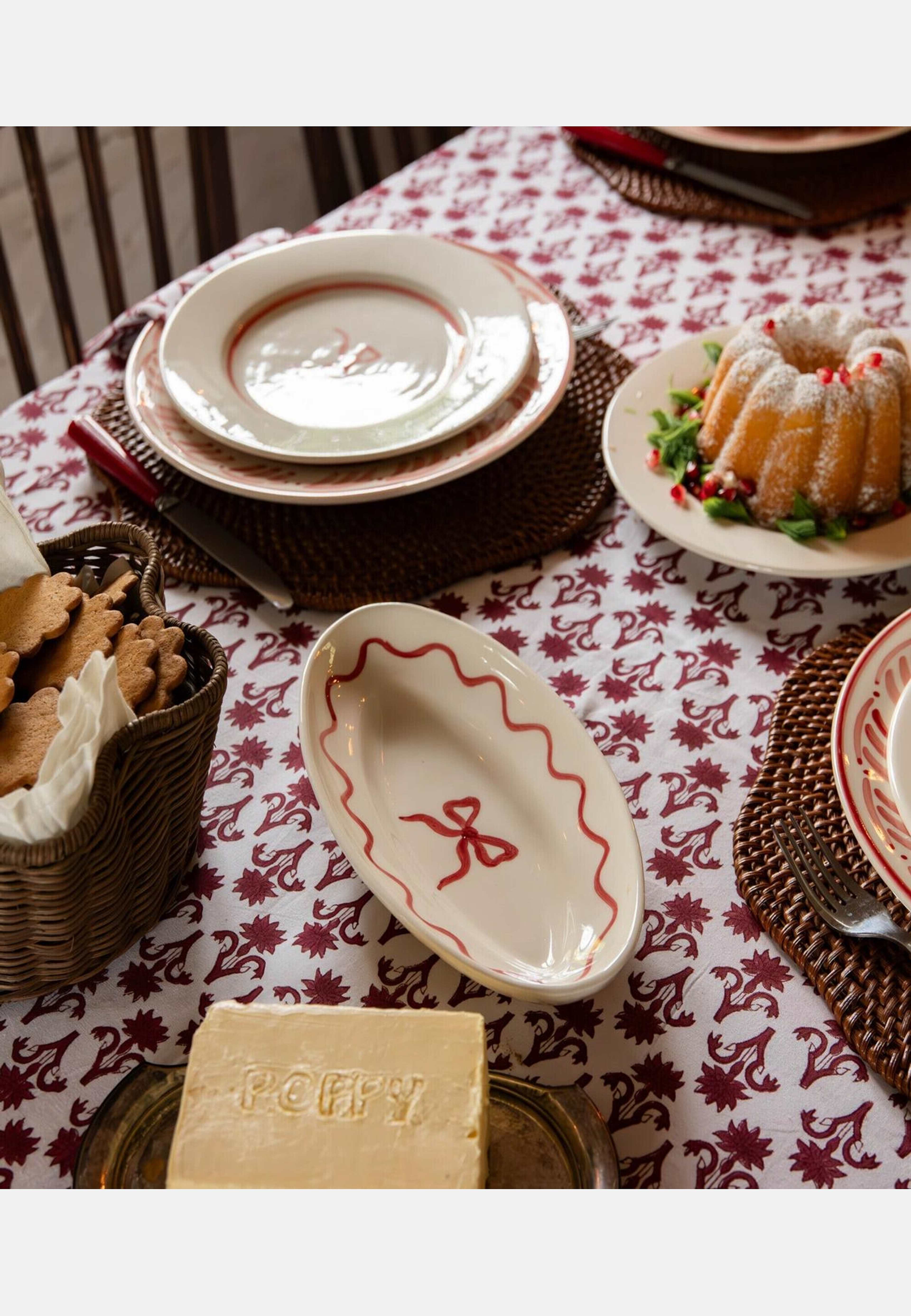 Bow Litet Serveringsfat - 26 Cm, från Pick A Poppy, i färgen burgundy. Klicka för att öppna bilden i stort format