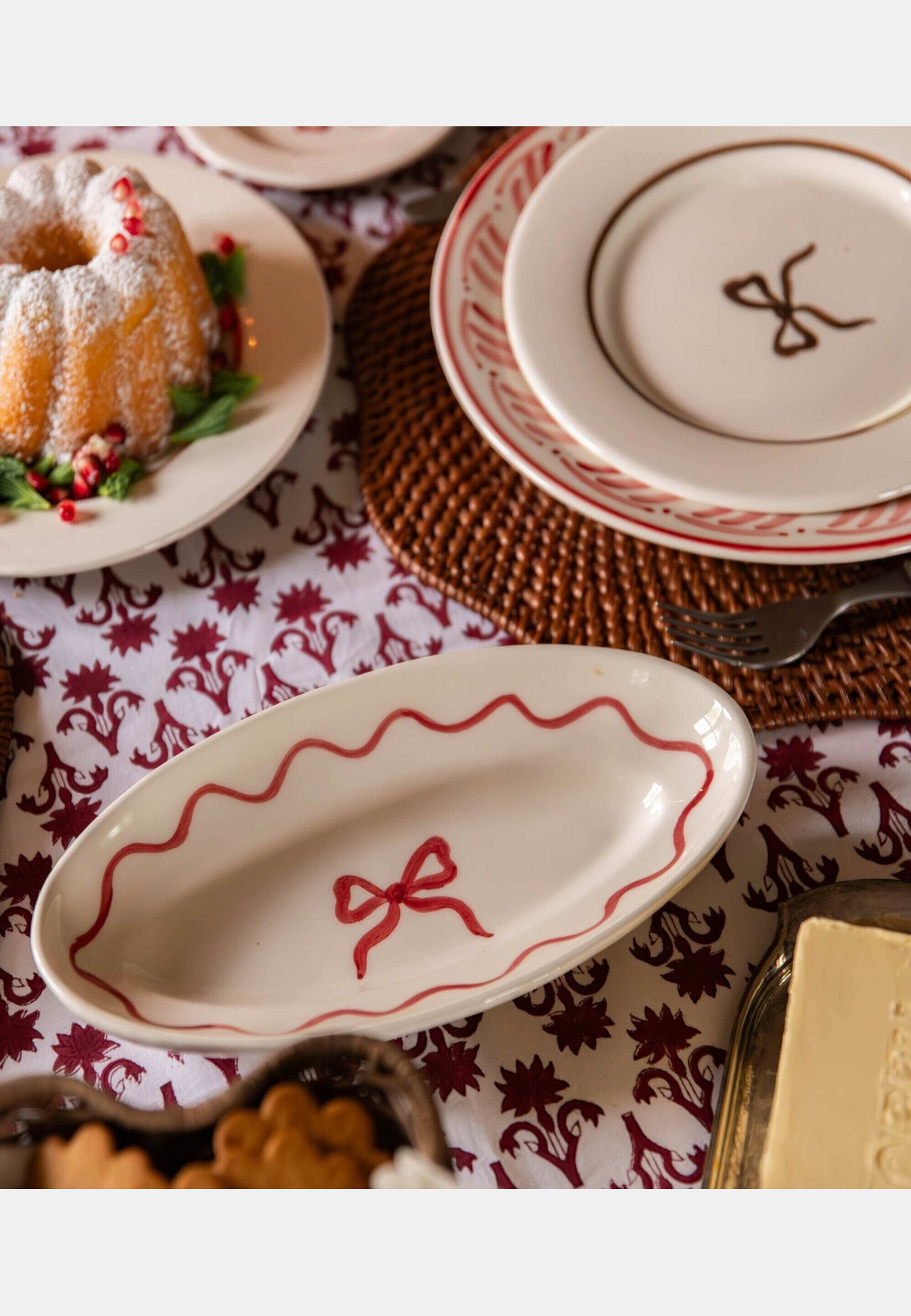 Bow Litet Serveringsfat - 26 Cm, från Pick A Poppy, i färgen burgundy. Klicka för att öppna bilden i stort format