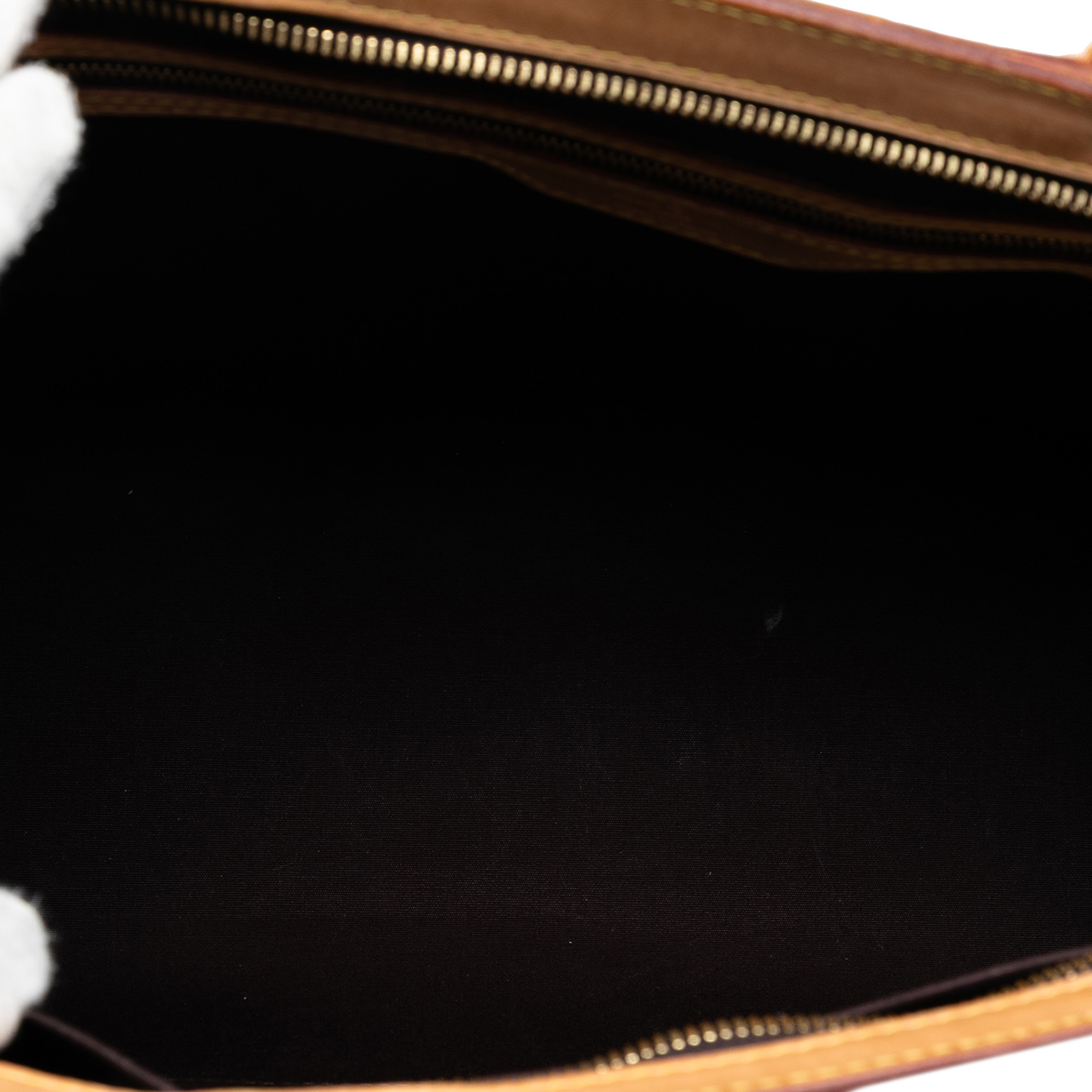 Louis Vuitton Monogram Vernis Brea Gm, från Luxclusif, i färgen plum. Klicka för att öppna bilden i stort format