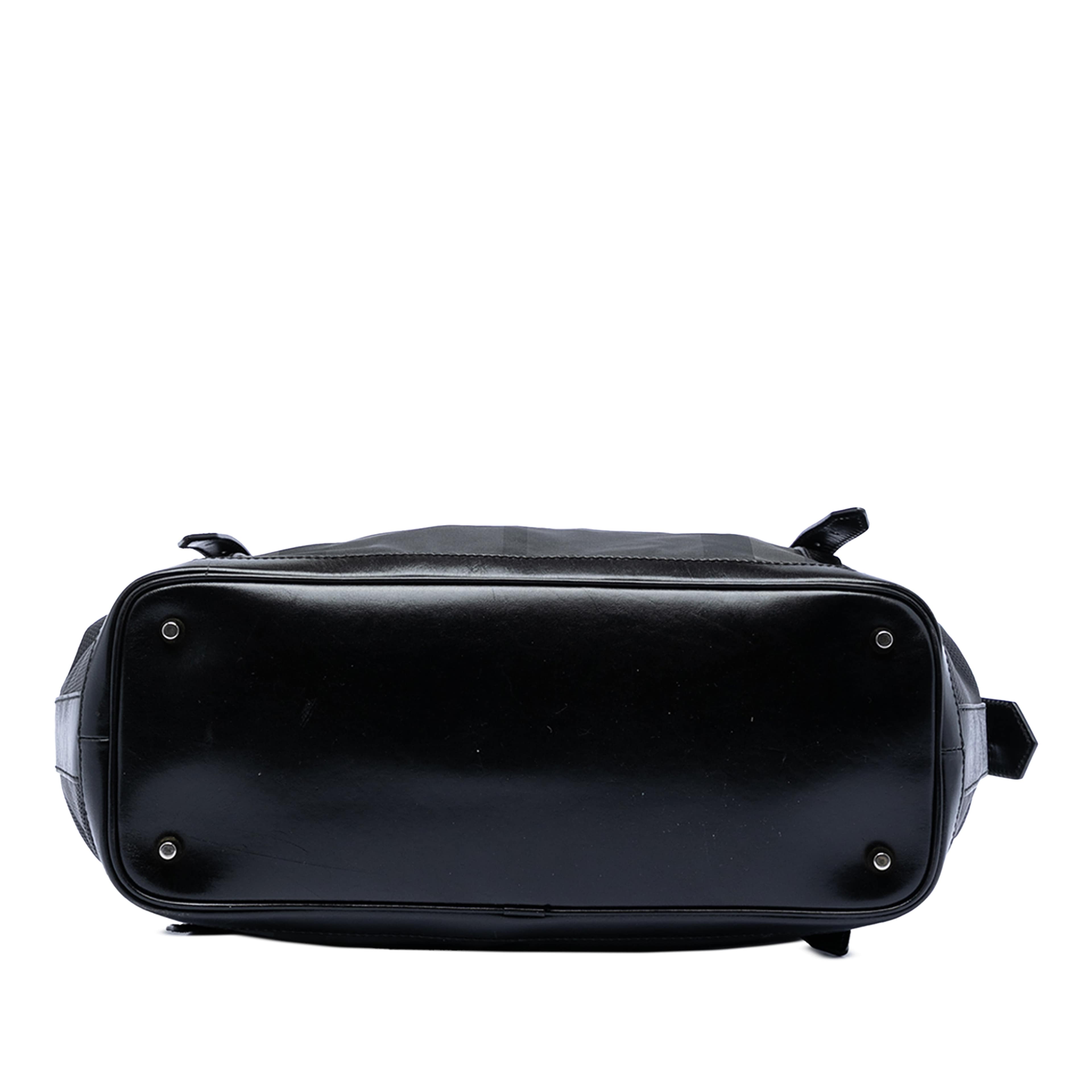 Burberry Beat Check Nylon Ellers Satchel, från Luxclusif, i färgen black. Klicka för att öppna bilden i stort format