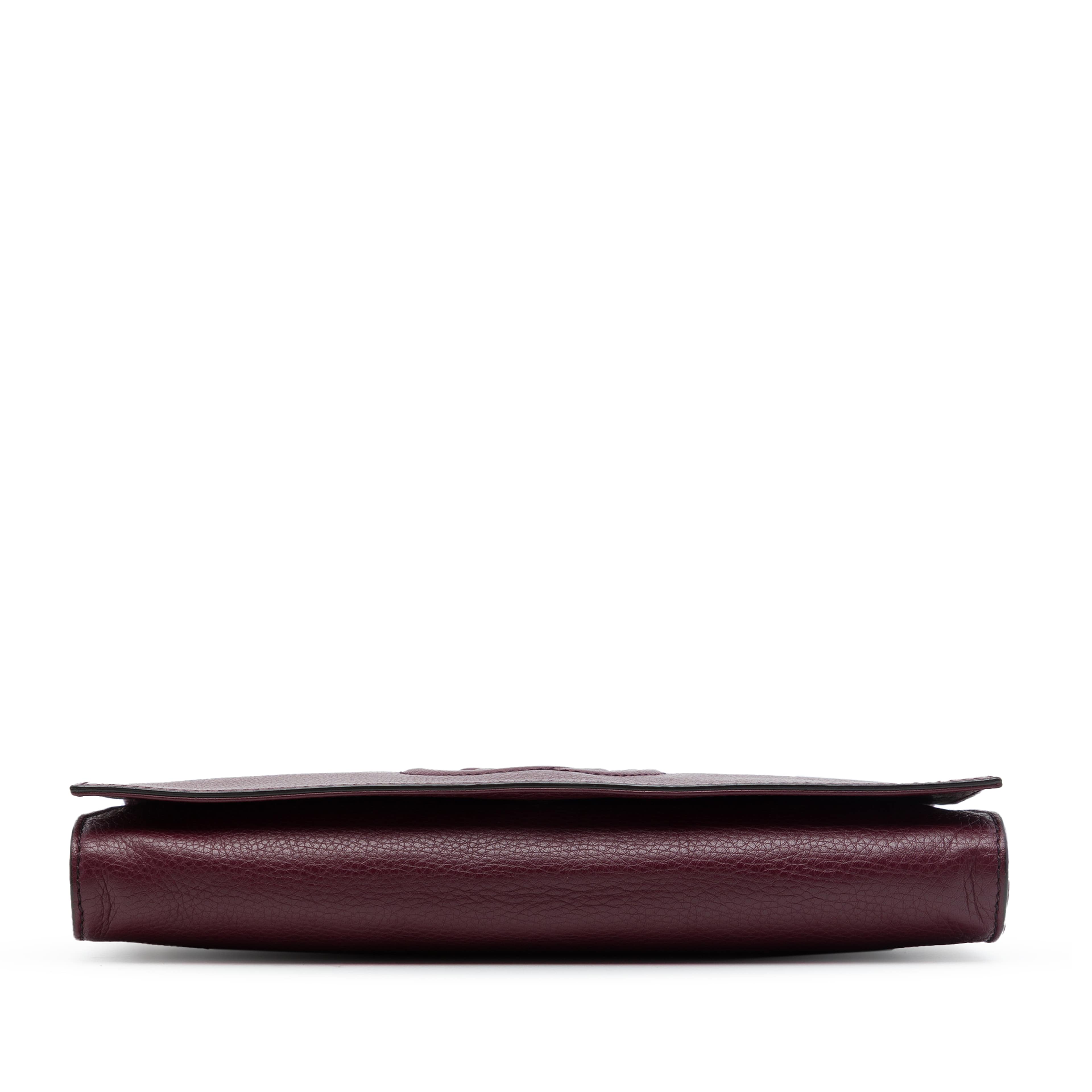 Gucci Calfskin Soho Disco Clutch, från Luxclusif, i färgen röd. Klicka för att öppna bilden i stort format