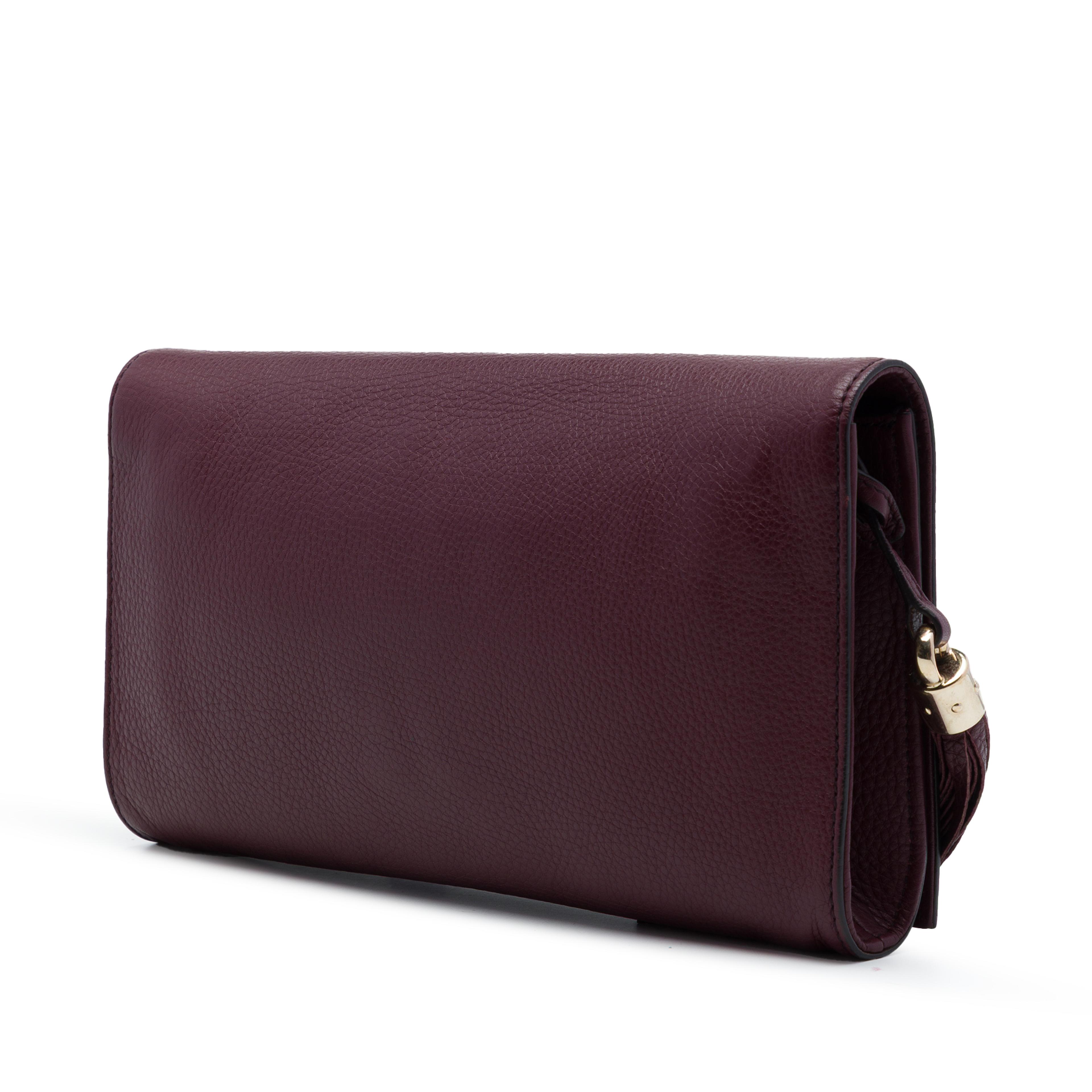 Gucci Calfskin Soho Disco Clutch, från Luxclusif, i färgen röd. Klicka för att öppna bilden i stort format