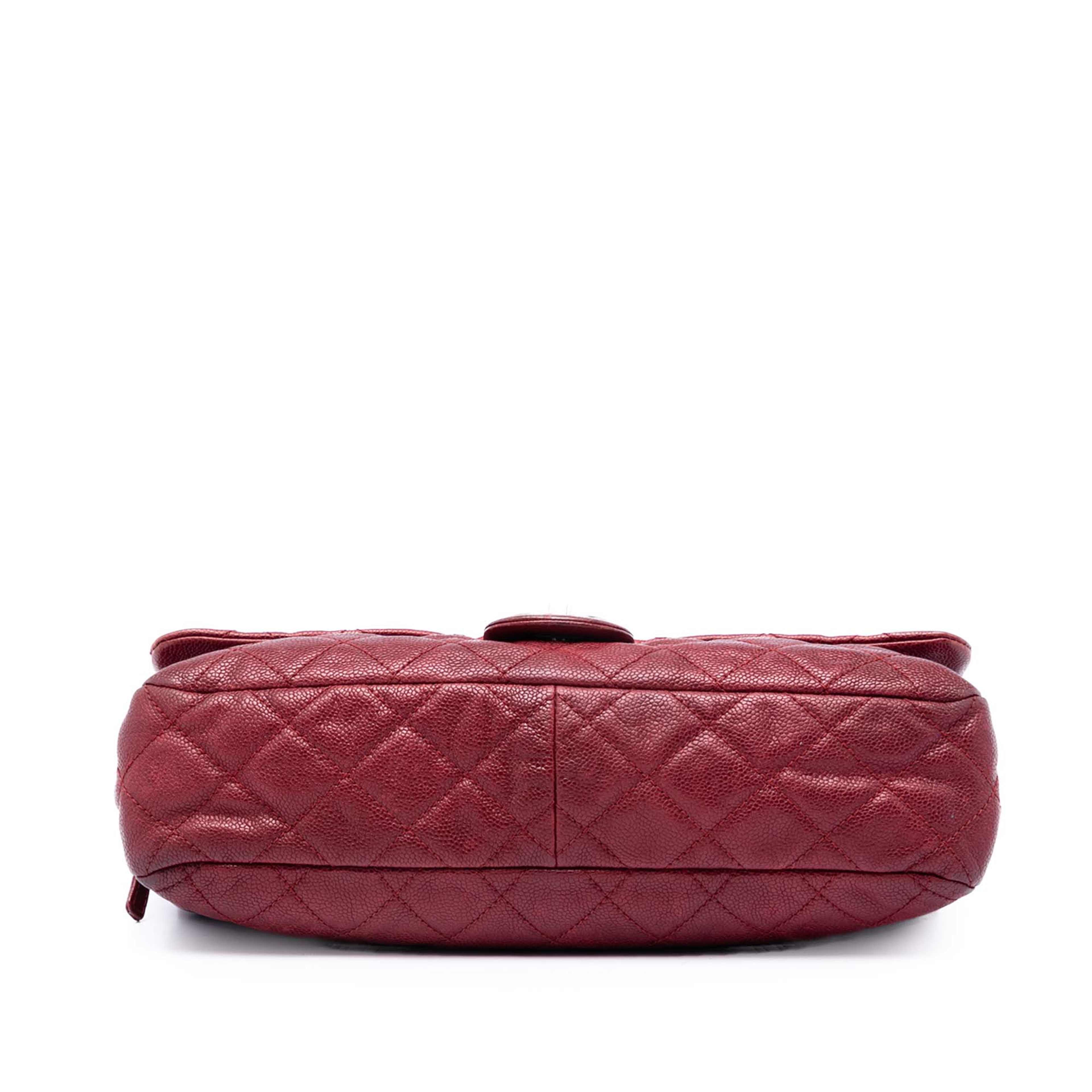 Chanel Jumbo Quilted Iridescent Caviar Easy Flap, från Luxclusif, i färgen röd. Klicka för att öppna bilden i stort format