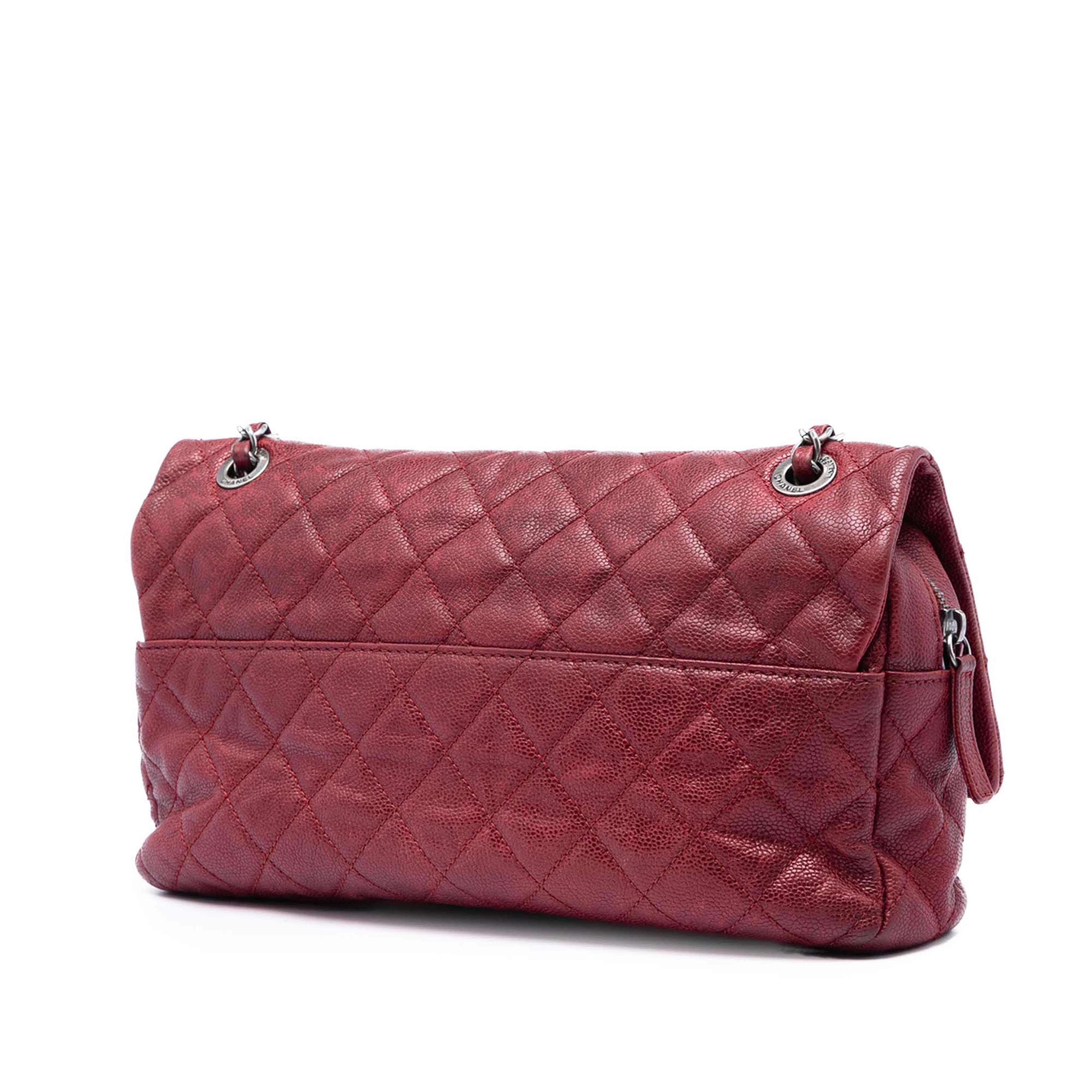 Chanel Jumbo Quilted Iridescent Caviar Easy Flap, från Luxclusif, i färgen red. Klicka för att öppna bilden i stort format
