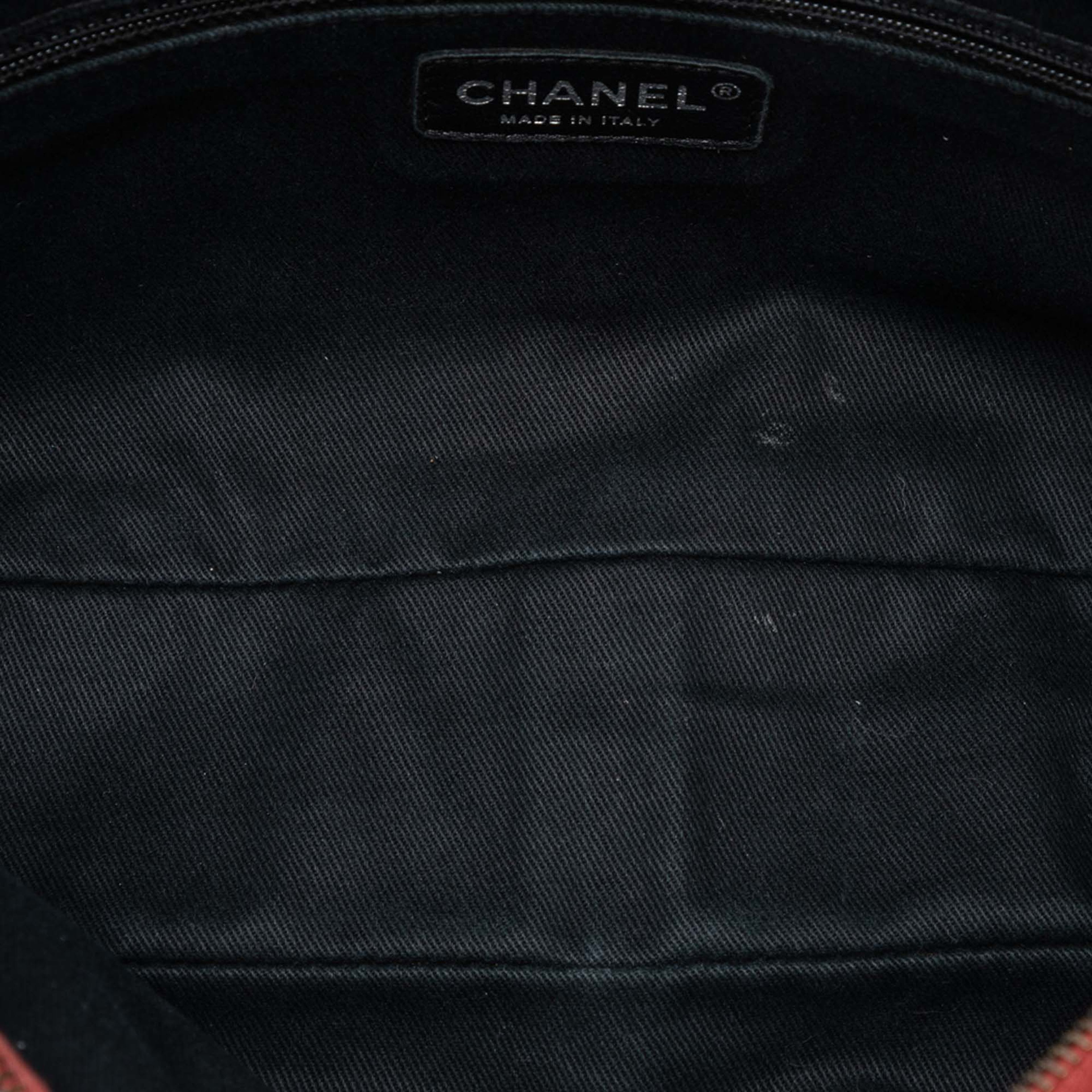 Chanel Jumbo Quilted Iridescent Caviar Easy Flap, från Luxclusif, i färgen red. Klicka för att öppna bilden i stort format