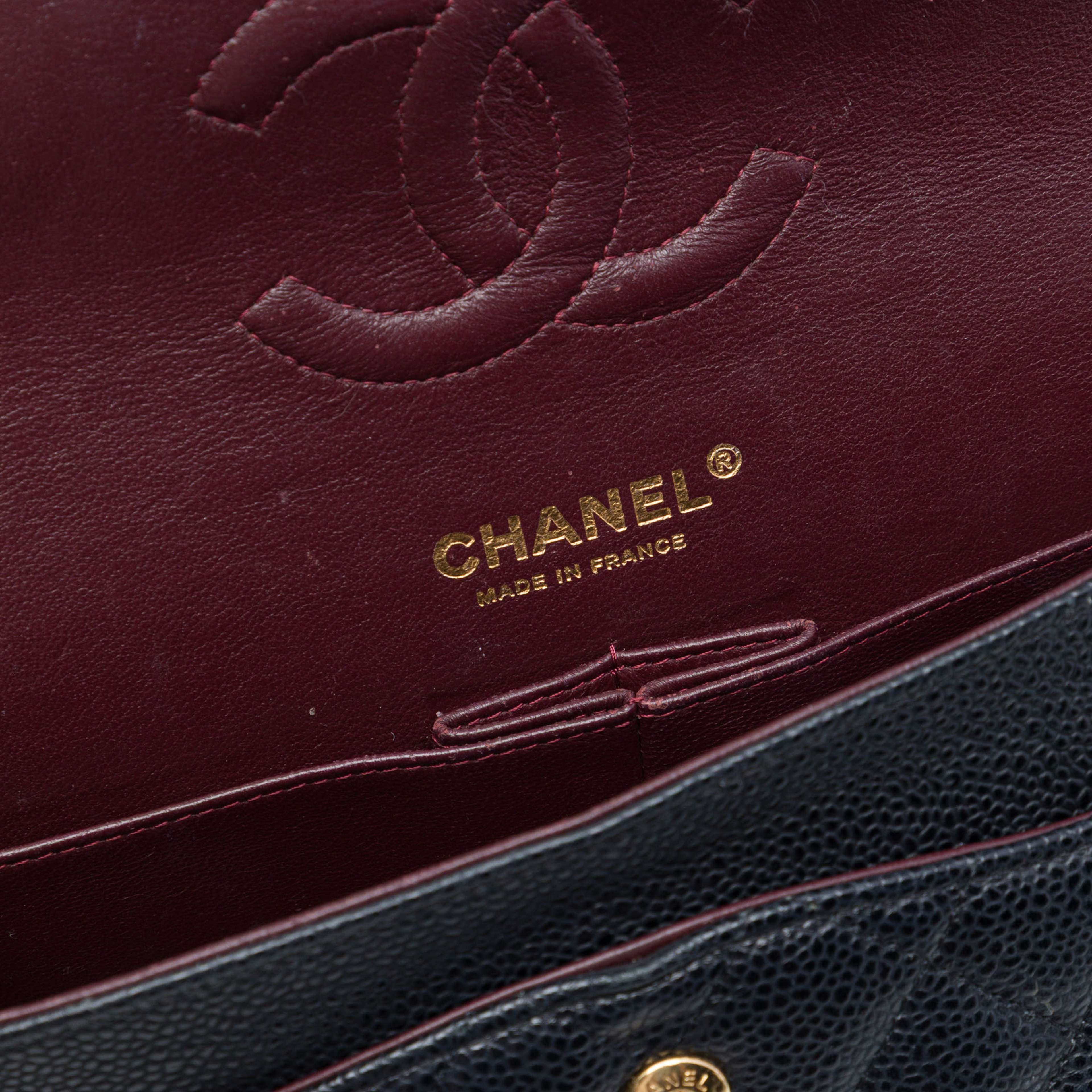 Chanel Medium Classic Caviar Double Flap, från Luxclusif, i färgen black. Klicka för att öppna bilden i stort format