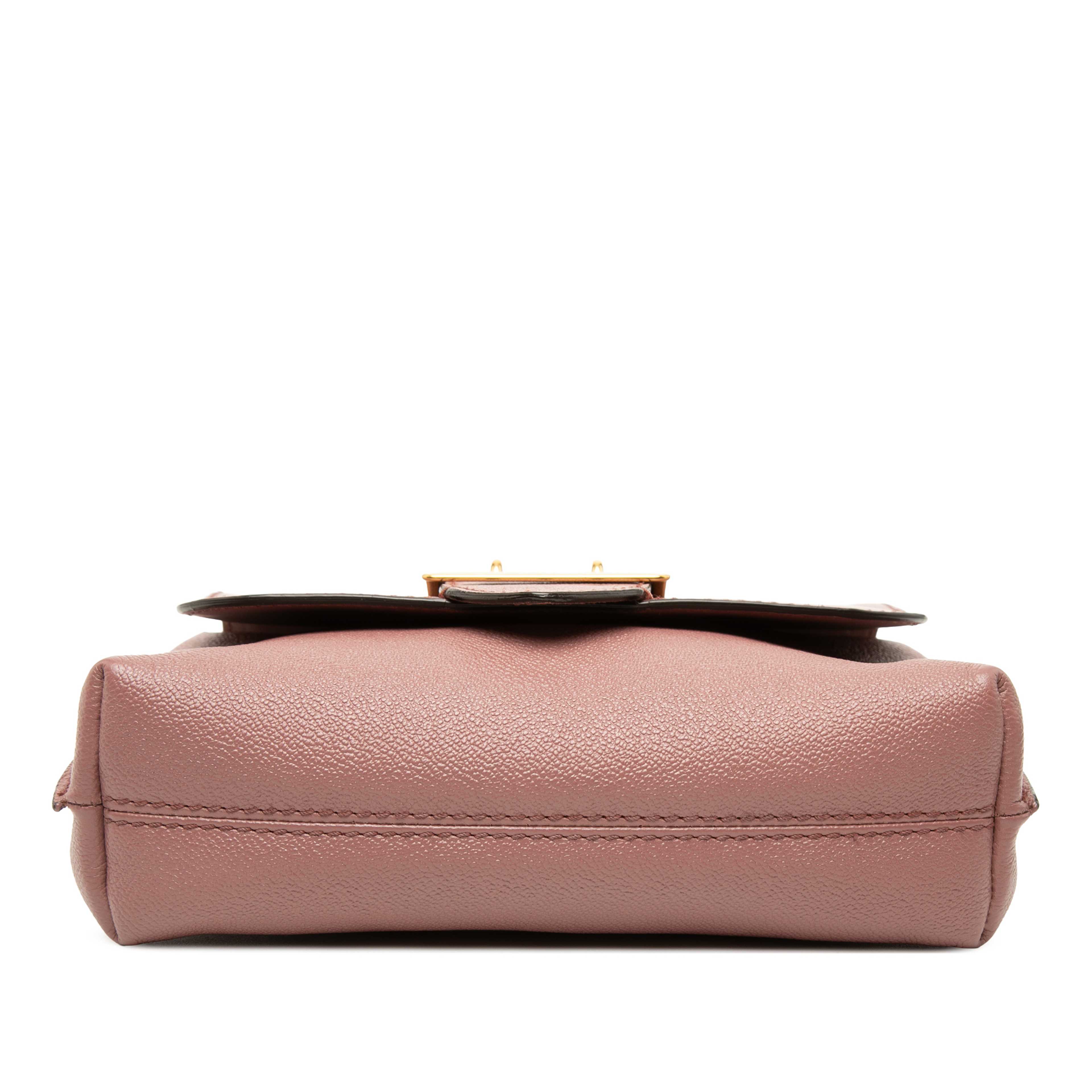 Burberry Small Leather Medley Buckle Crossbody, från Luxclusif, i färgen blush. Klicka för att öppna bilden i stort format