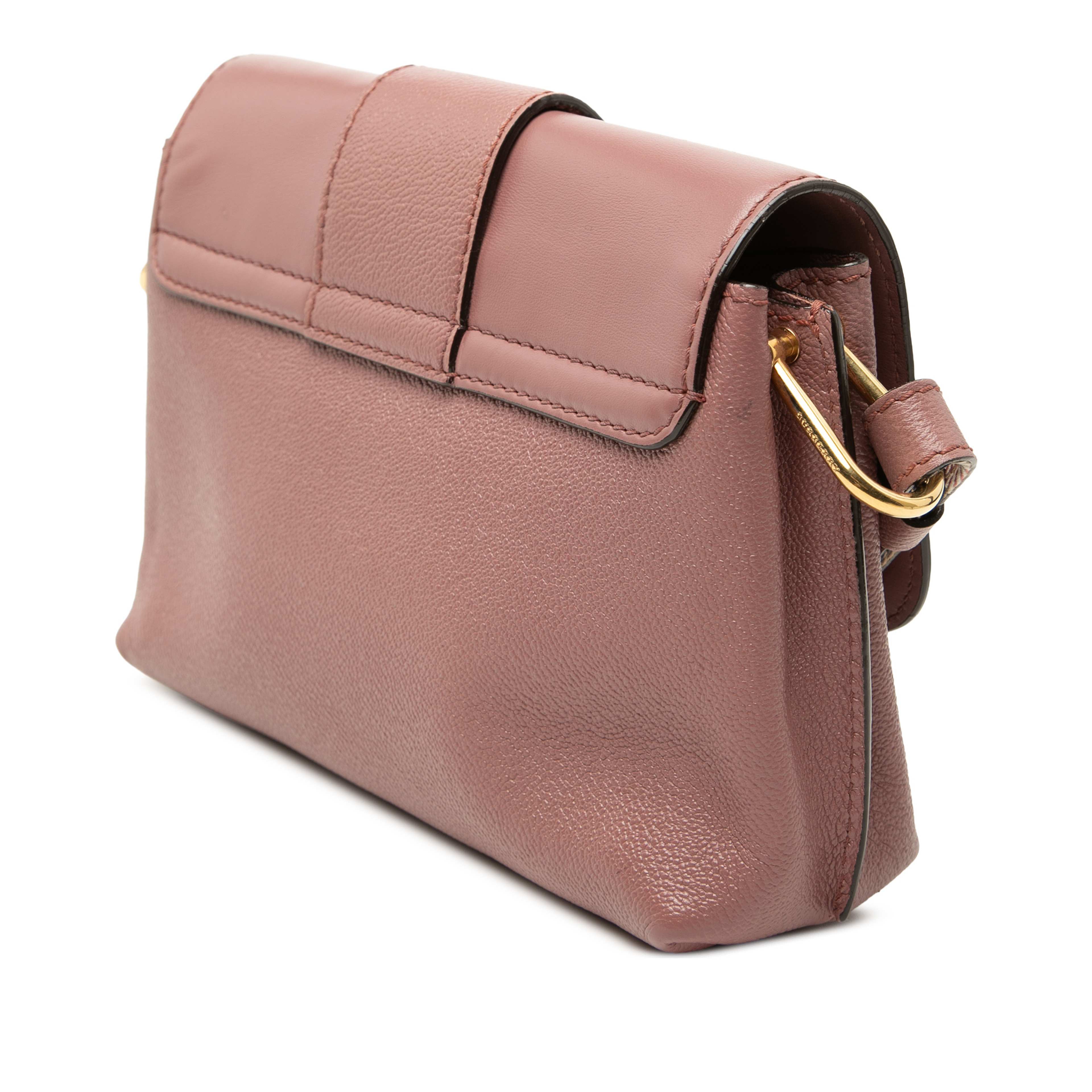 Burberry Small Leather Medley Buckle Crossbody, från Luxclusif, i färgen blush. Klicka för att öppna bilden i stort format