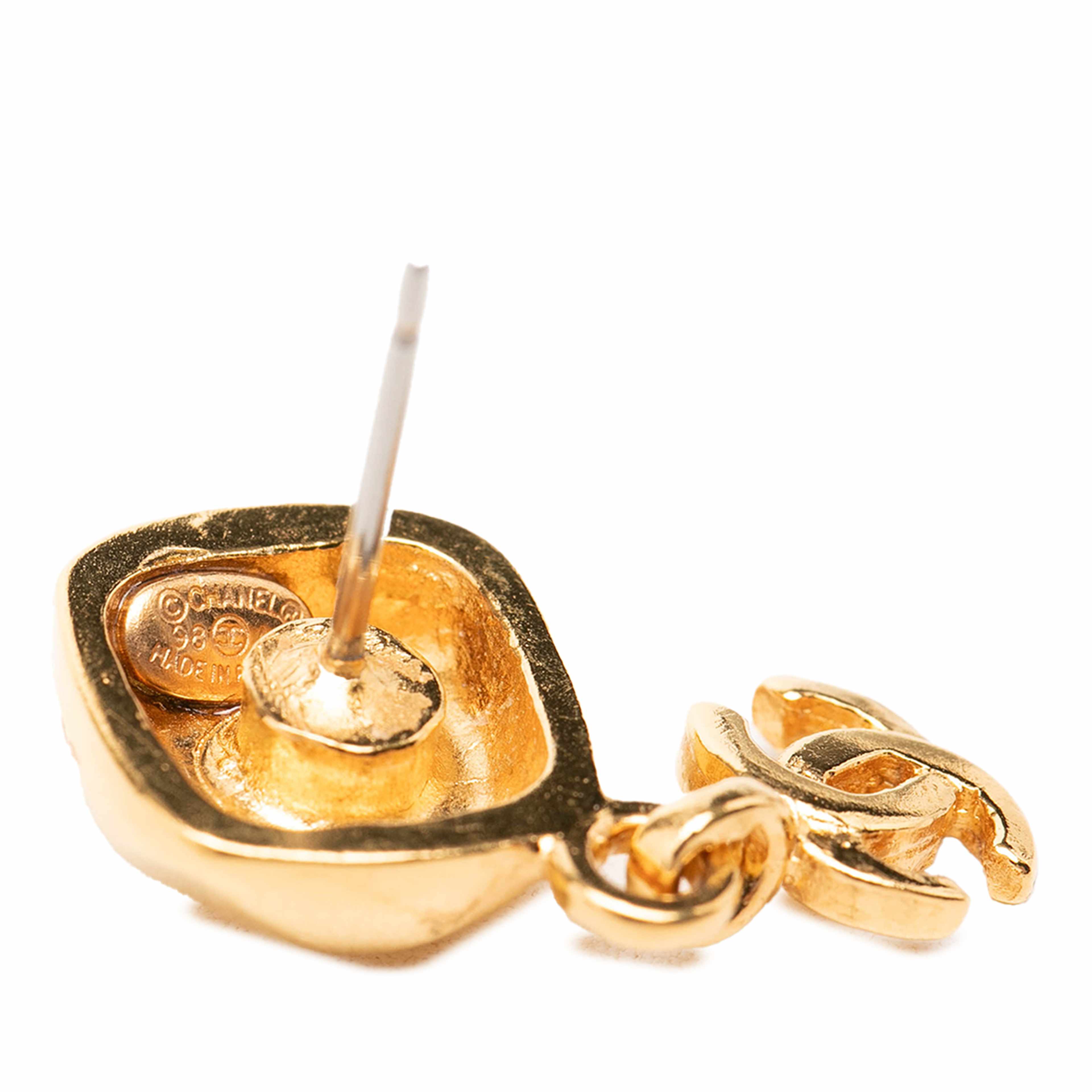 Chanel Cc Gold Plated Round Drop Push Back Earrings, från Luxclusif, i färgen guld. Klicka för att öppna bilden i stort format
