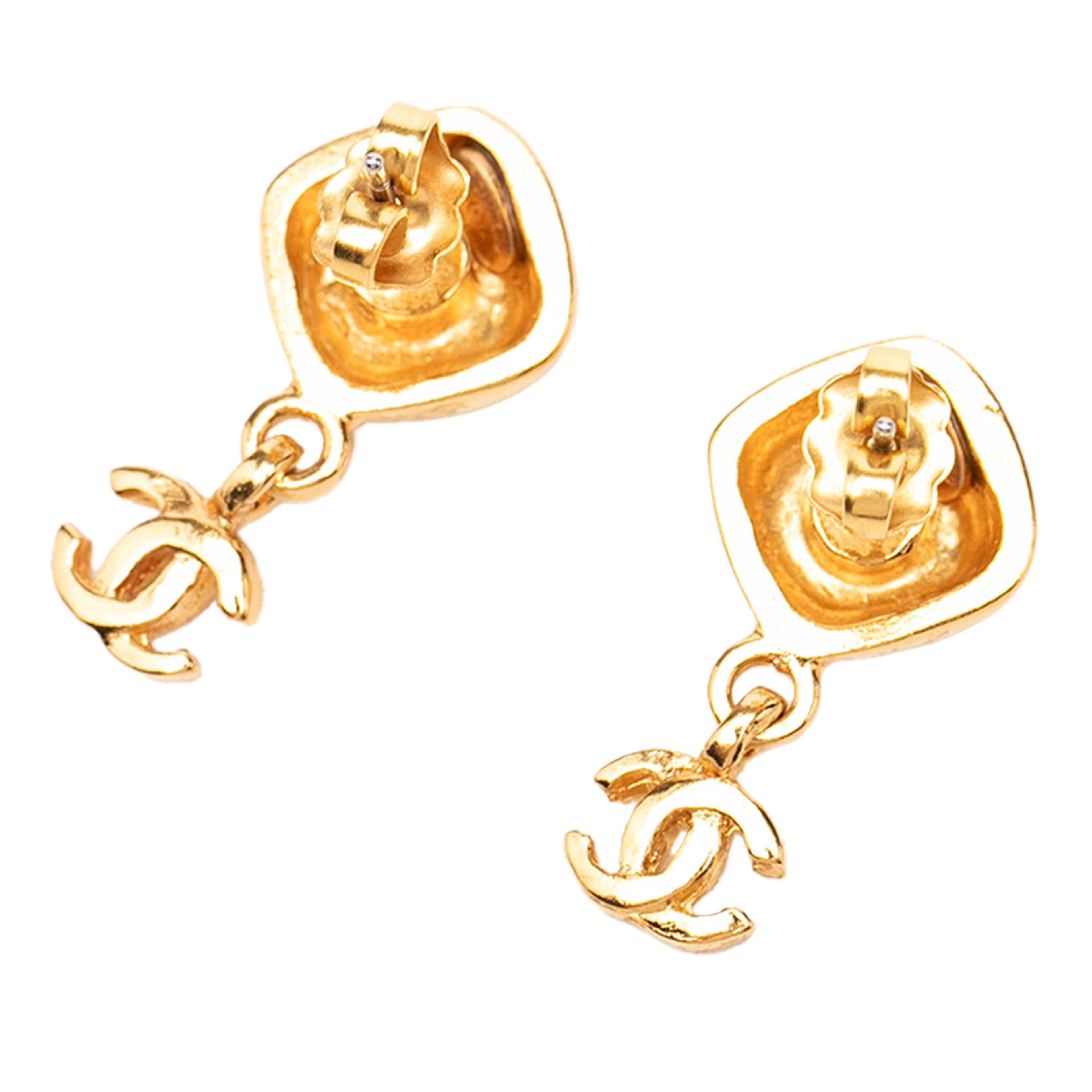 Chanel Cc Gold Plated Round Drop Push Back Earrings, från Luxclusif, i färgen guld. Klicka för att öppna bilden i stort format