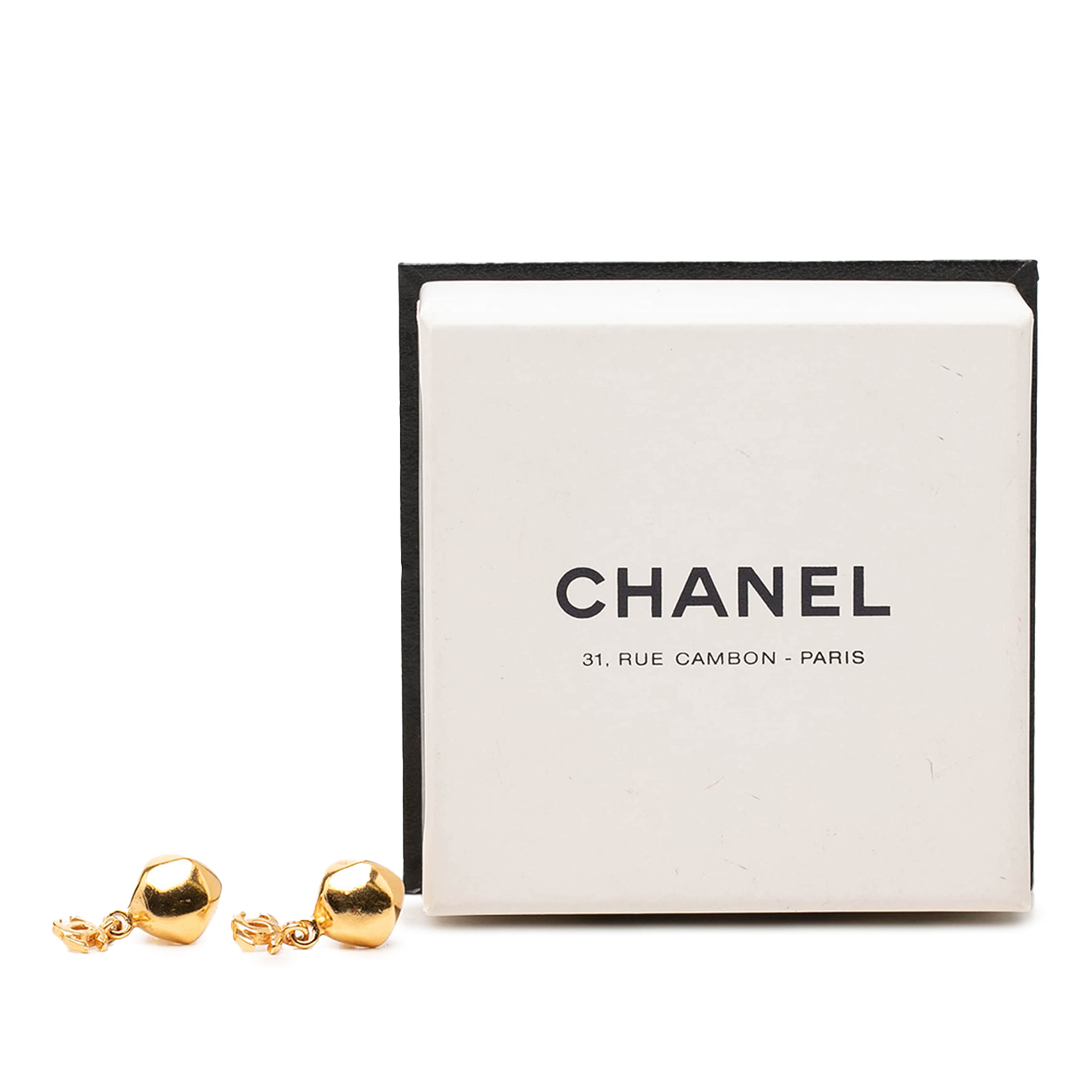Chanel Cc Gold Plated Round Drop Push Back Earrings, från Luxclusif, i färgen guld. Klicka för att öppna bilden i stort format