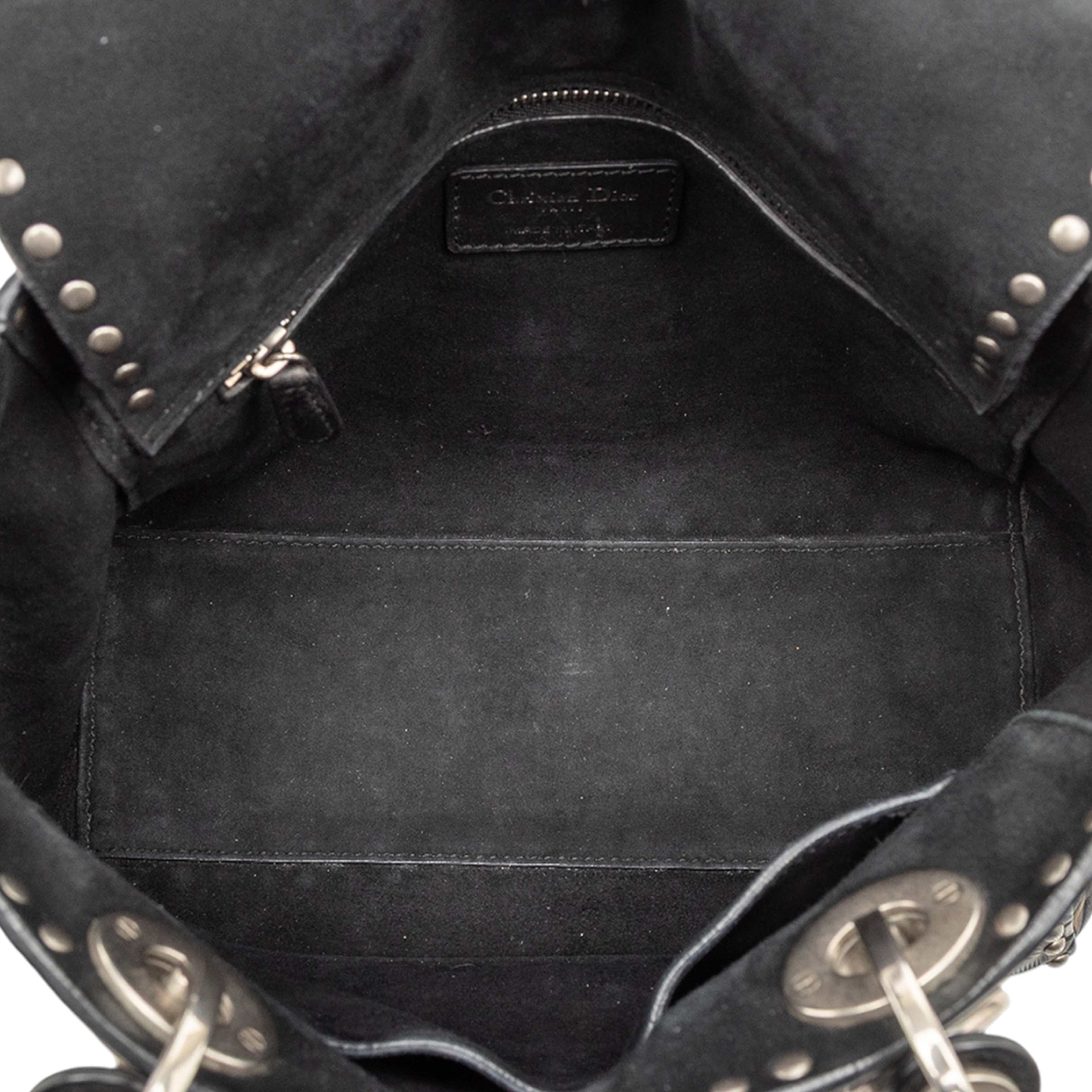 Dior Medium Calfskin Cannage Embossed Flower Studded Supple Lady Dior, från Luxclusif, i färgen black. Klicka för att öppna bilden i stort format