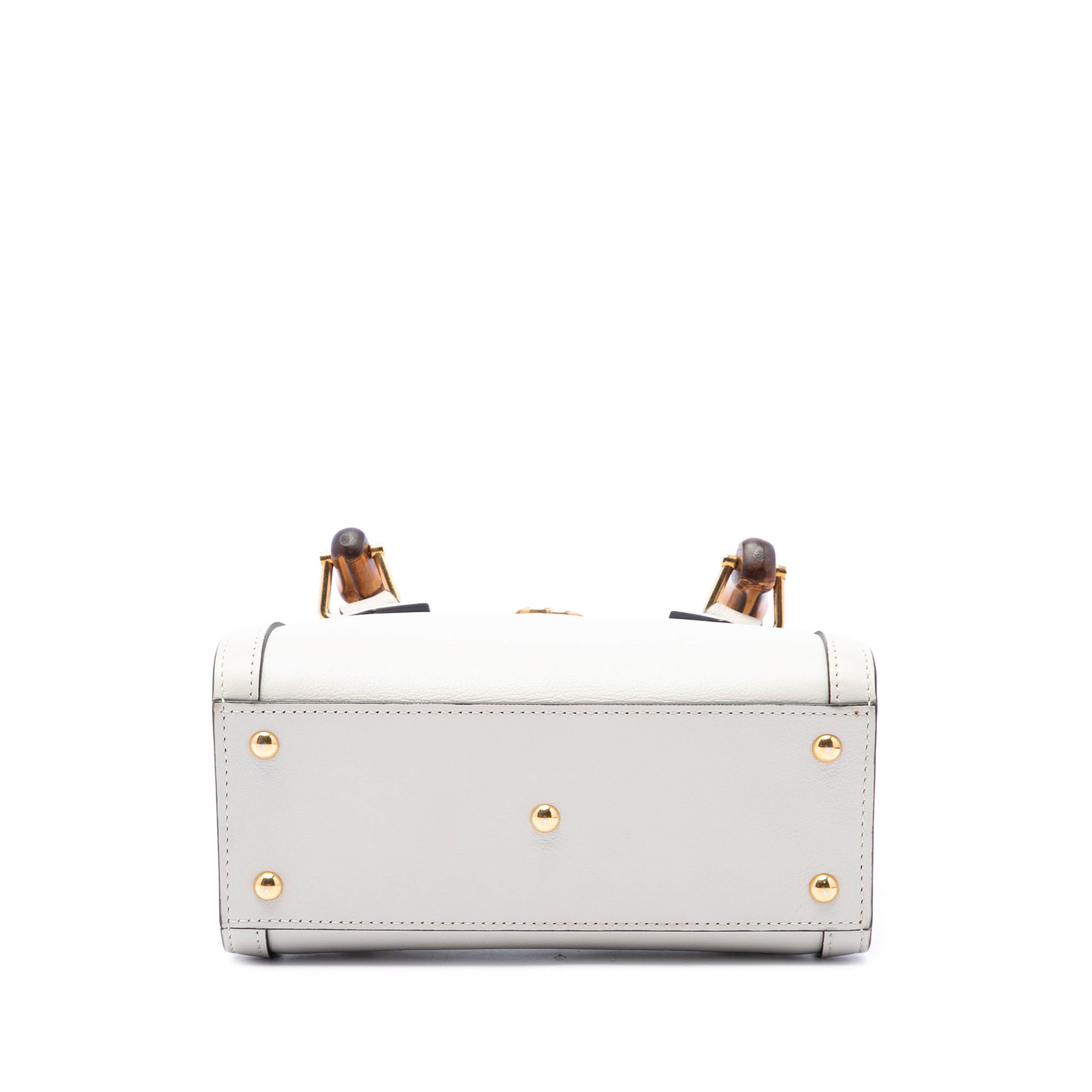 Gucci Mini Calfskin Bamboo Diana Satchel, från Luxclusif, i färgen vit. Klicka för att öppna bilden i stort format