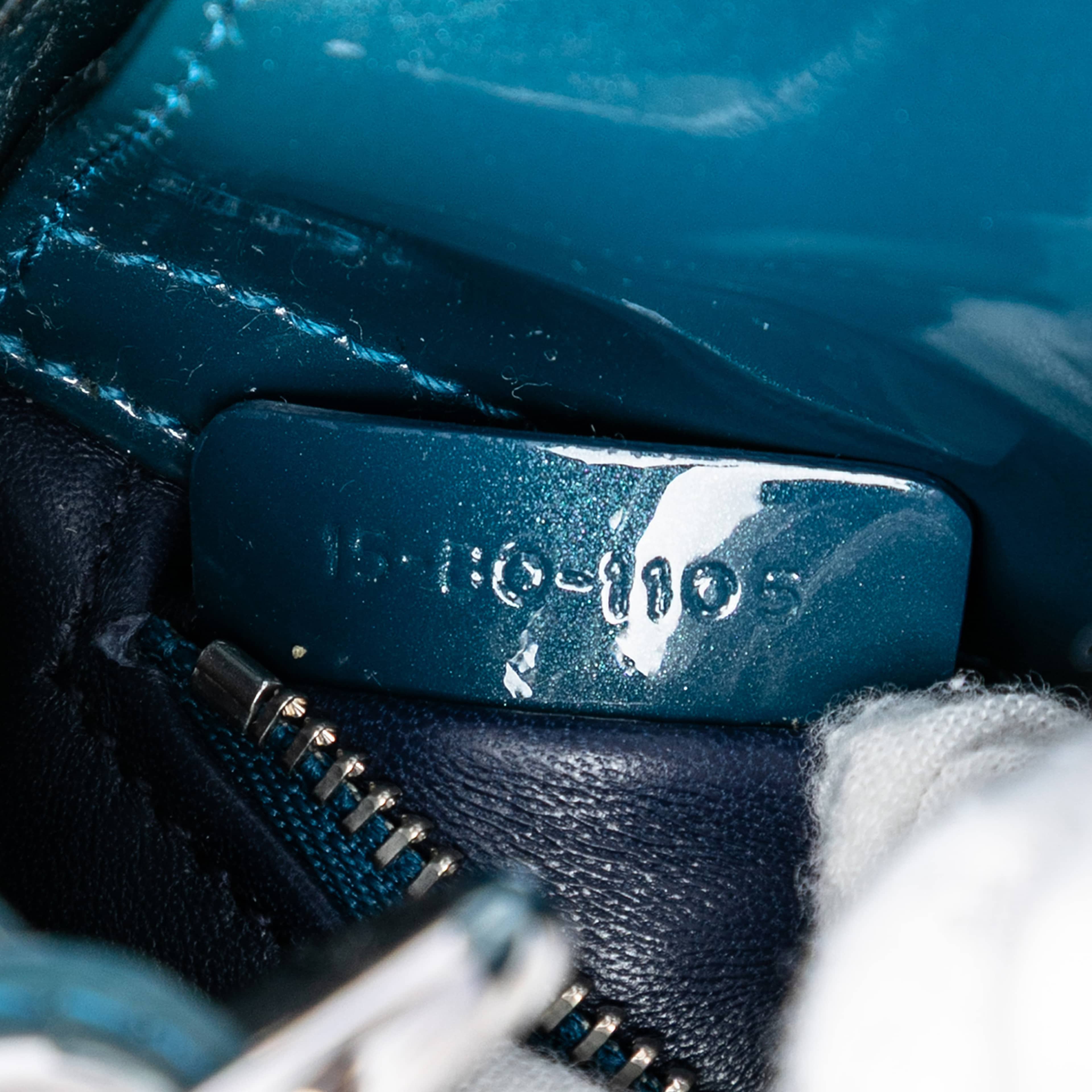 Dior Mini Patent Lady Dior, från Luxclusif, i färgen blå. Klicka för att öppna bilden i stort format