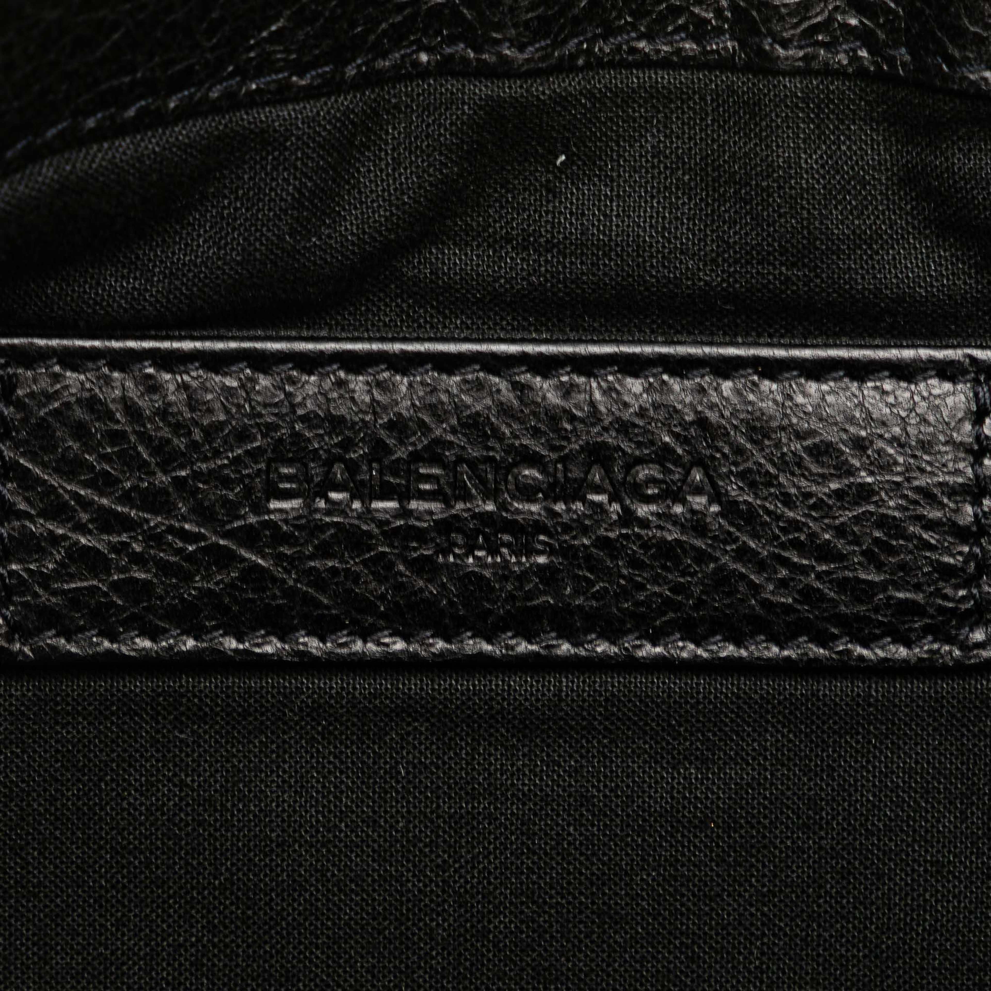 Balenciaga Lambskin Motocross Classic Clip L Clutch, från Luxclusif, i färgen black. Klicka för att öppna bilden i stort format