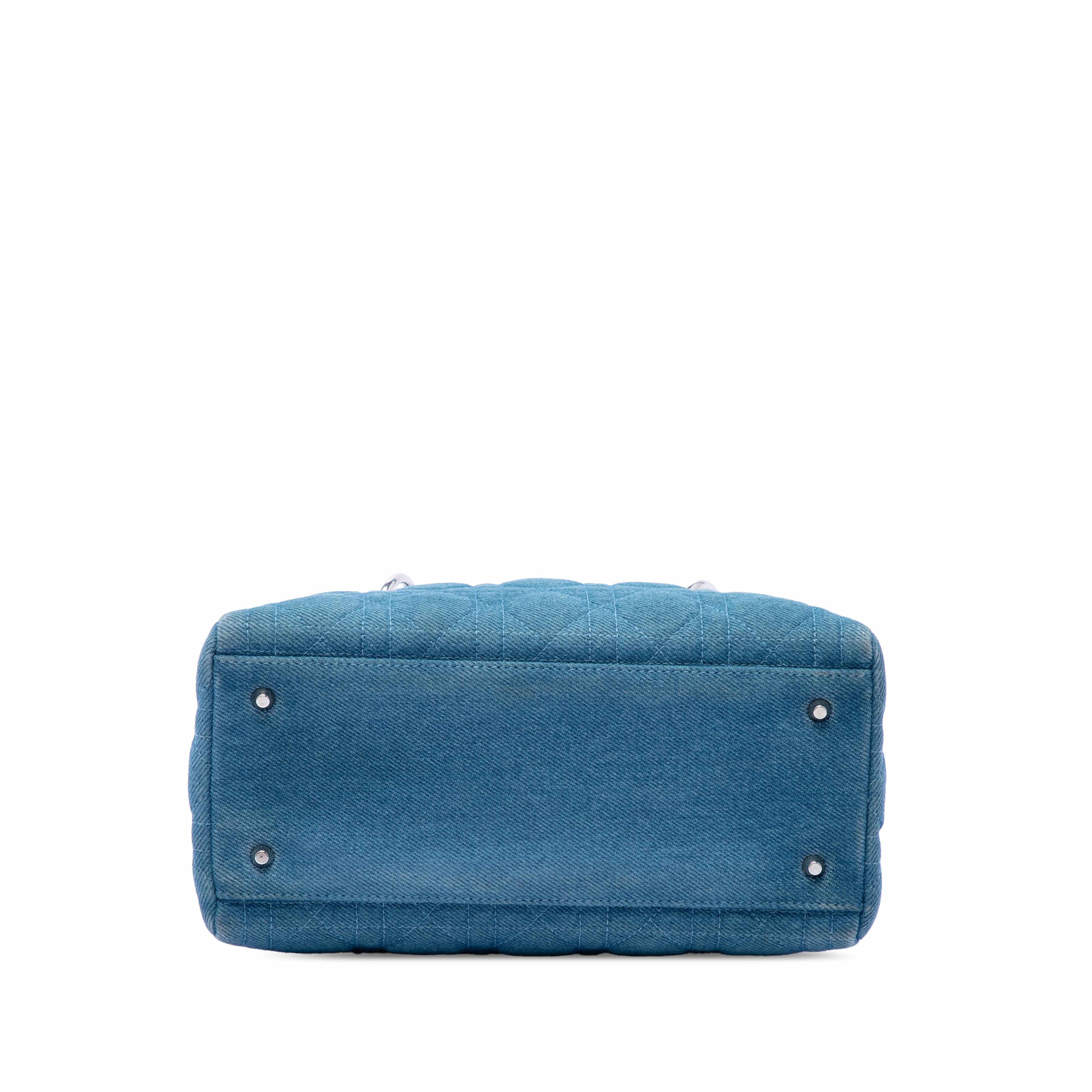 Dior Medium Denim Cannage Acrylic Handles Lady Dior, från Luxclusif, i färgen blå. Klicka för att öppna bilden i stort format