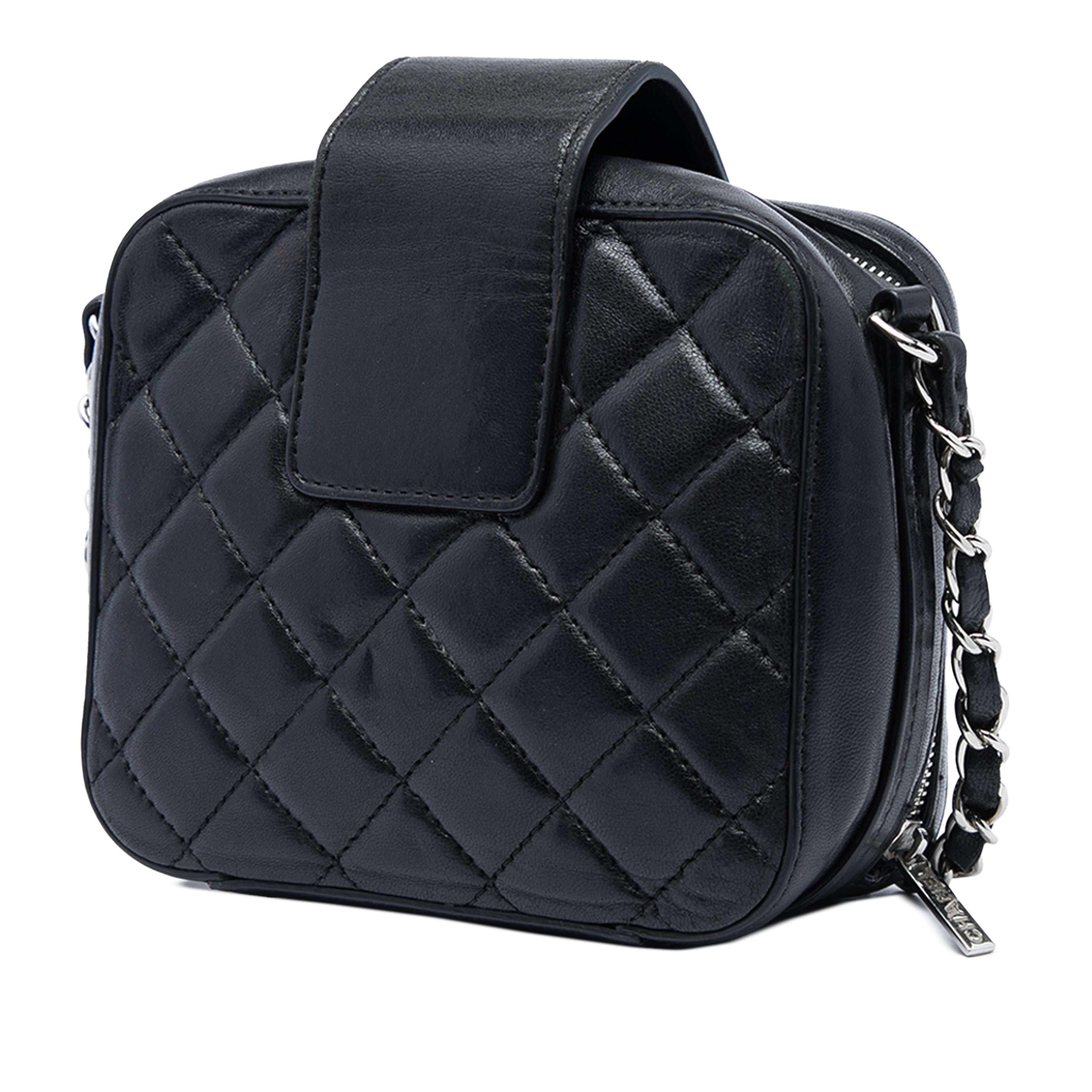 Chanel Mini Quilted Lambskin Cc Box Camera Bag, från Luxclusif, i färgen svart. Klicka för att öppna bilden i stort format