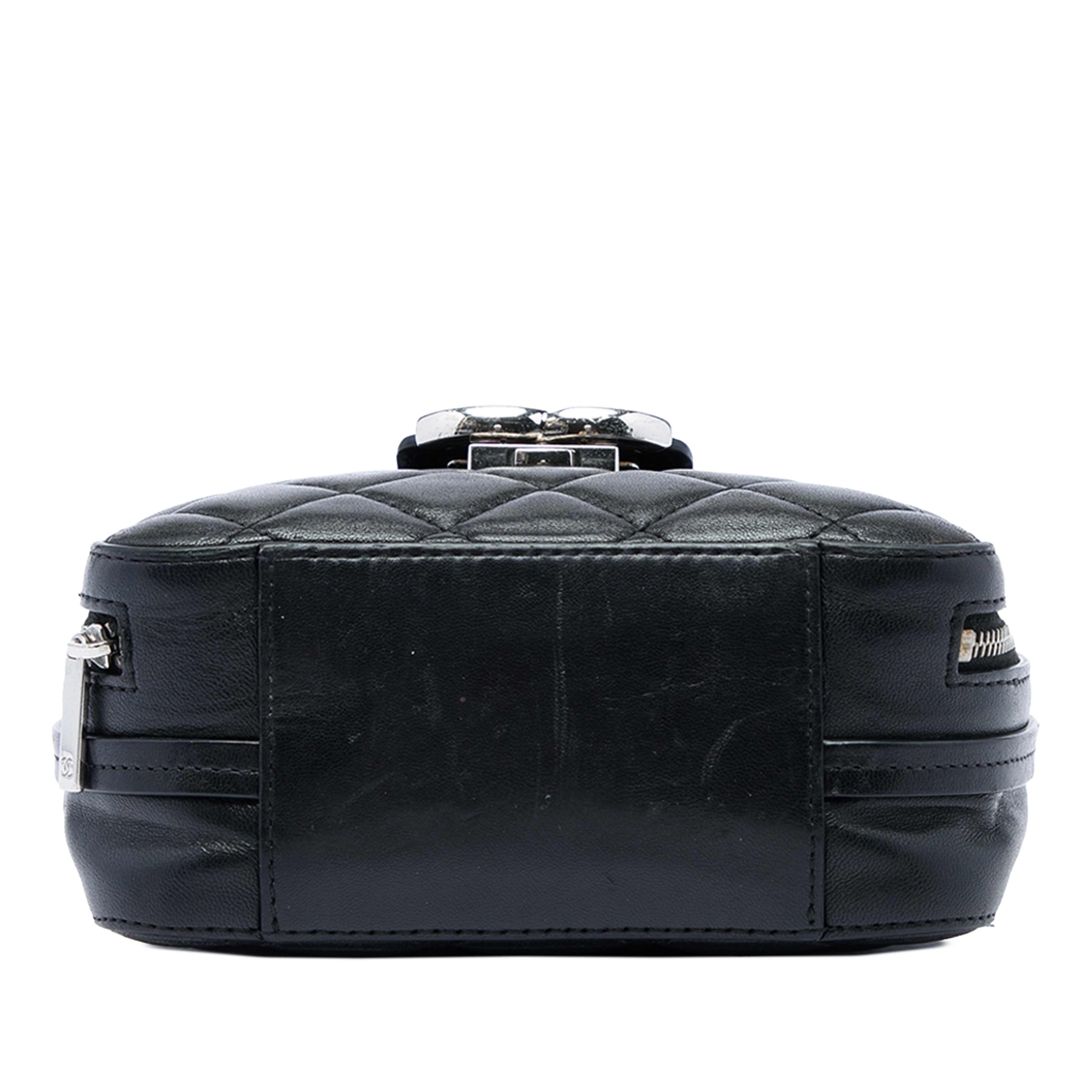 Chanel Mini Quilted Lambskin Cc Box Camera Bag, från Luxclusif, i färgen svart. Klicka för att öppna bilden i stort format