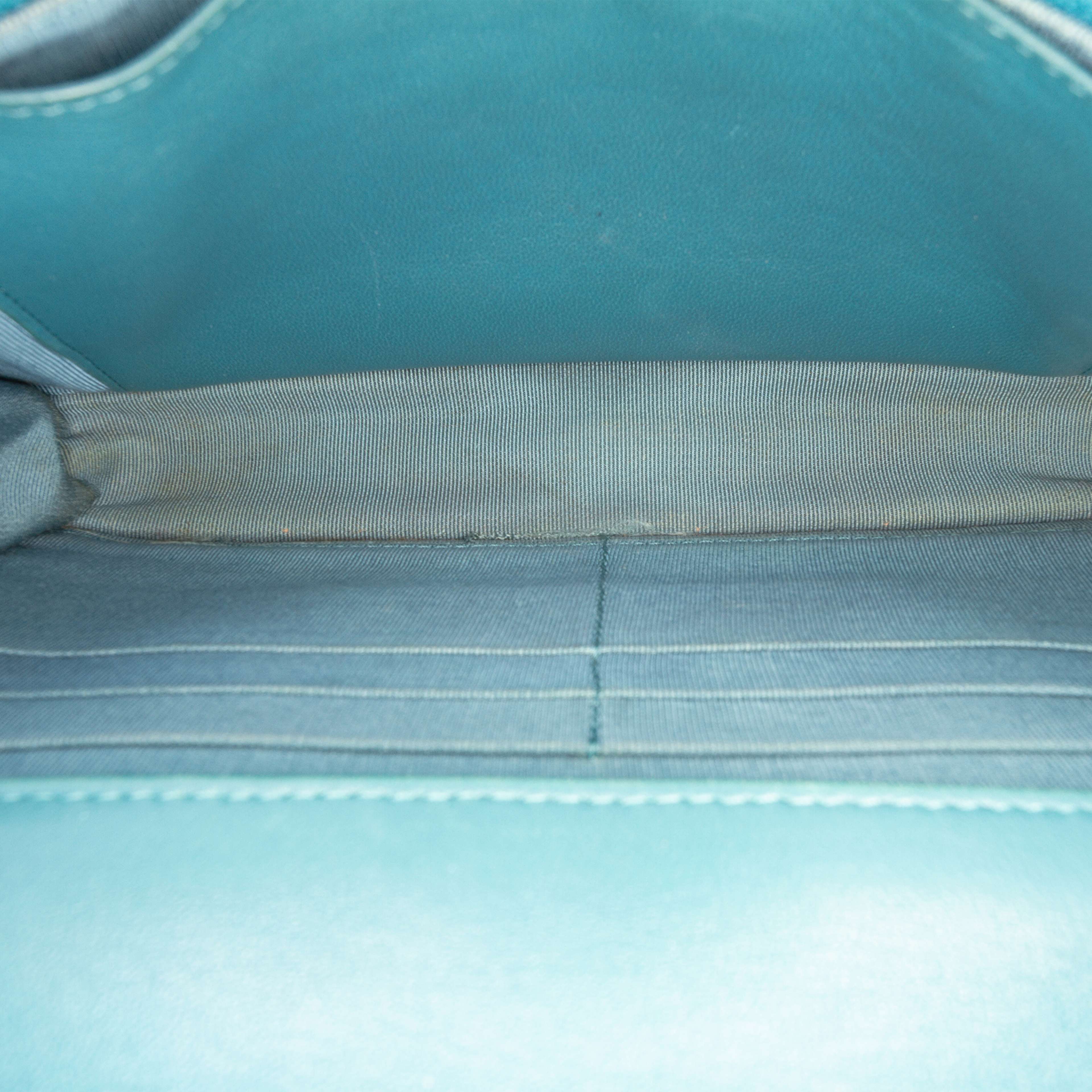 Chanel Cc Quilted Lambskin Wallet On Chain, från Luxclusif, i färgen peacock. Klicka för att öppna bilden i stort format