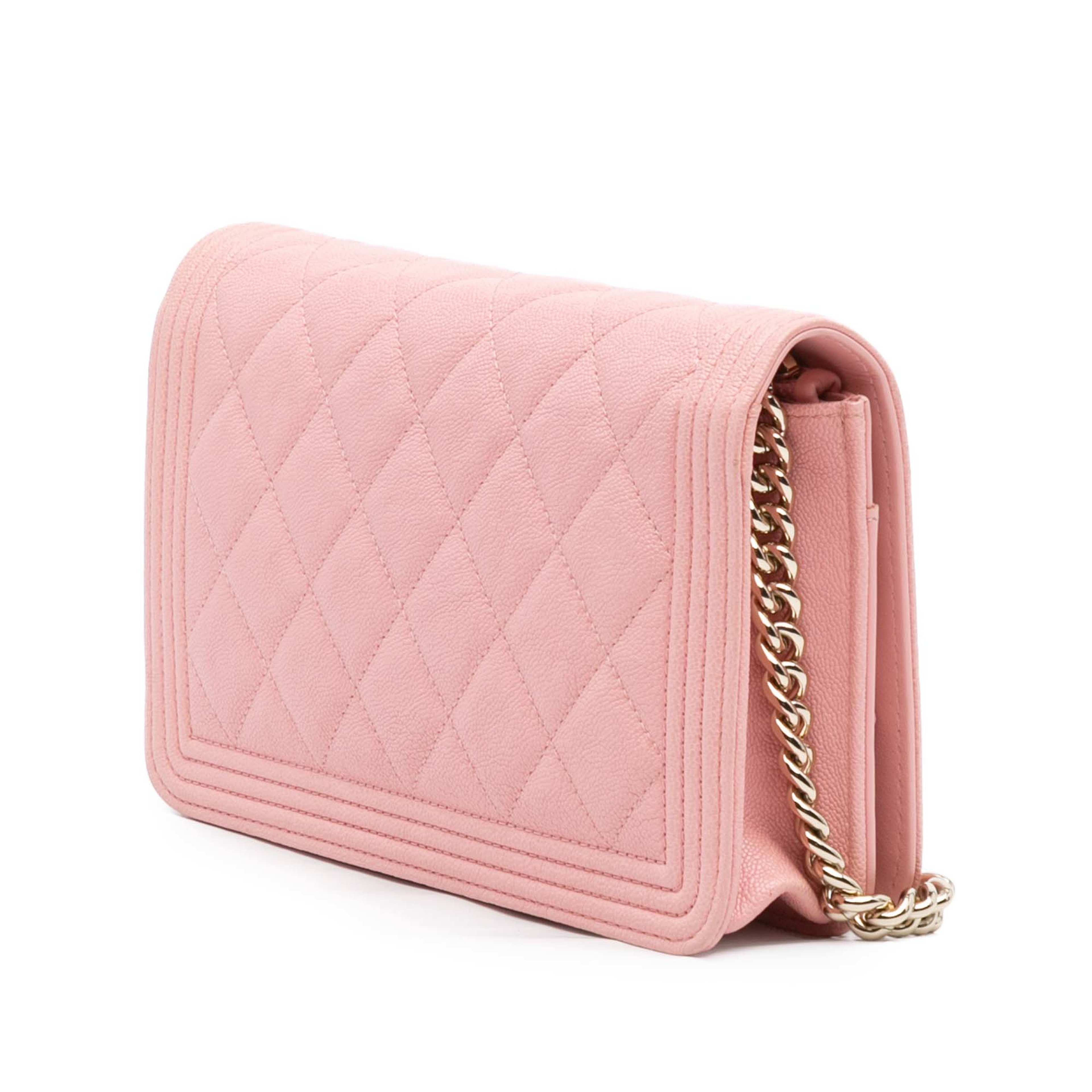 Chanel Quilted Caviar Boy Wallet On Chain, från Luxclusif, i färgen pink. Klicka för att öppna bilden i stort format