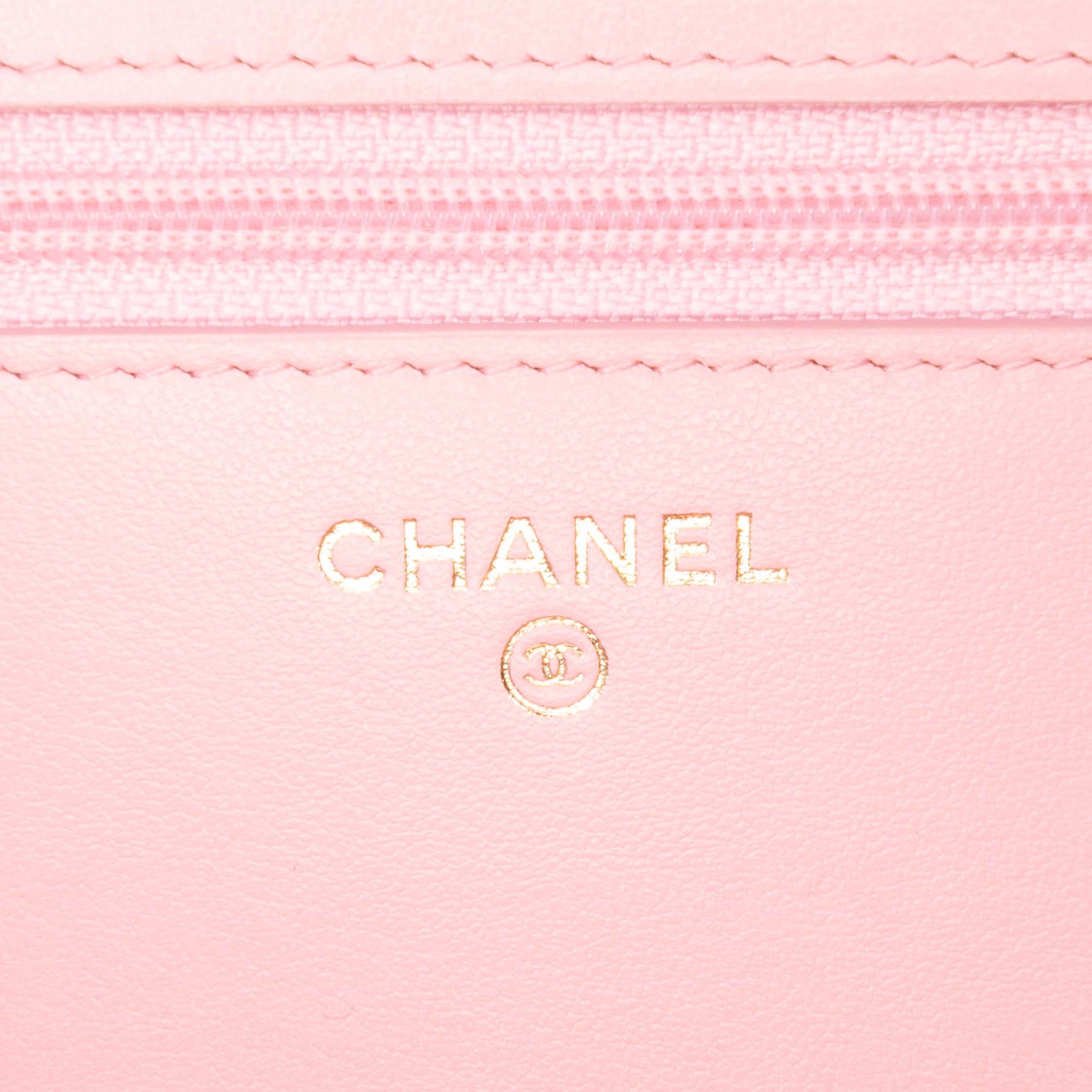 Chanel Quilted Caviar Boy Wallet On Chain, från Luxclusif, i färgen pink. Klicka för att öppna bilden i stort format