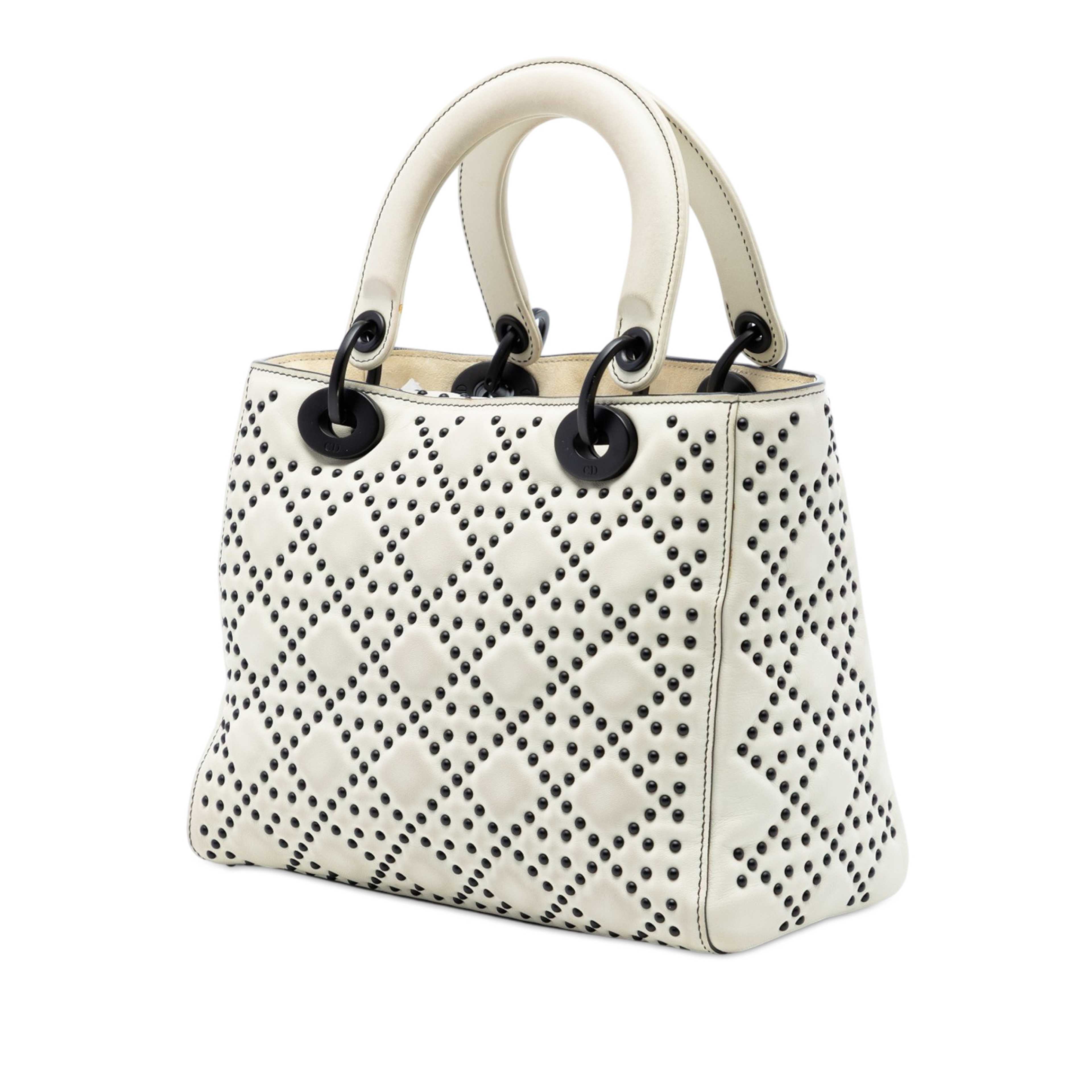 Dior Medium Lambskin Cannage Studded Supple Lady Dior, från Luxclusif, i färgen vit. Klicka för att öppna bilden i stort format