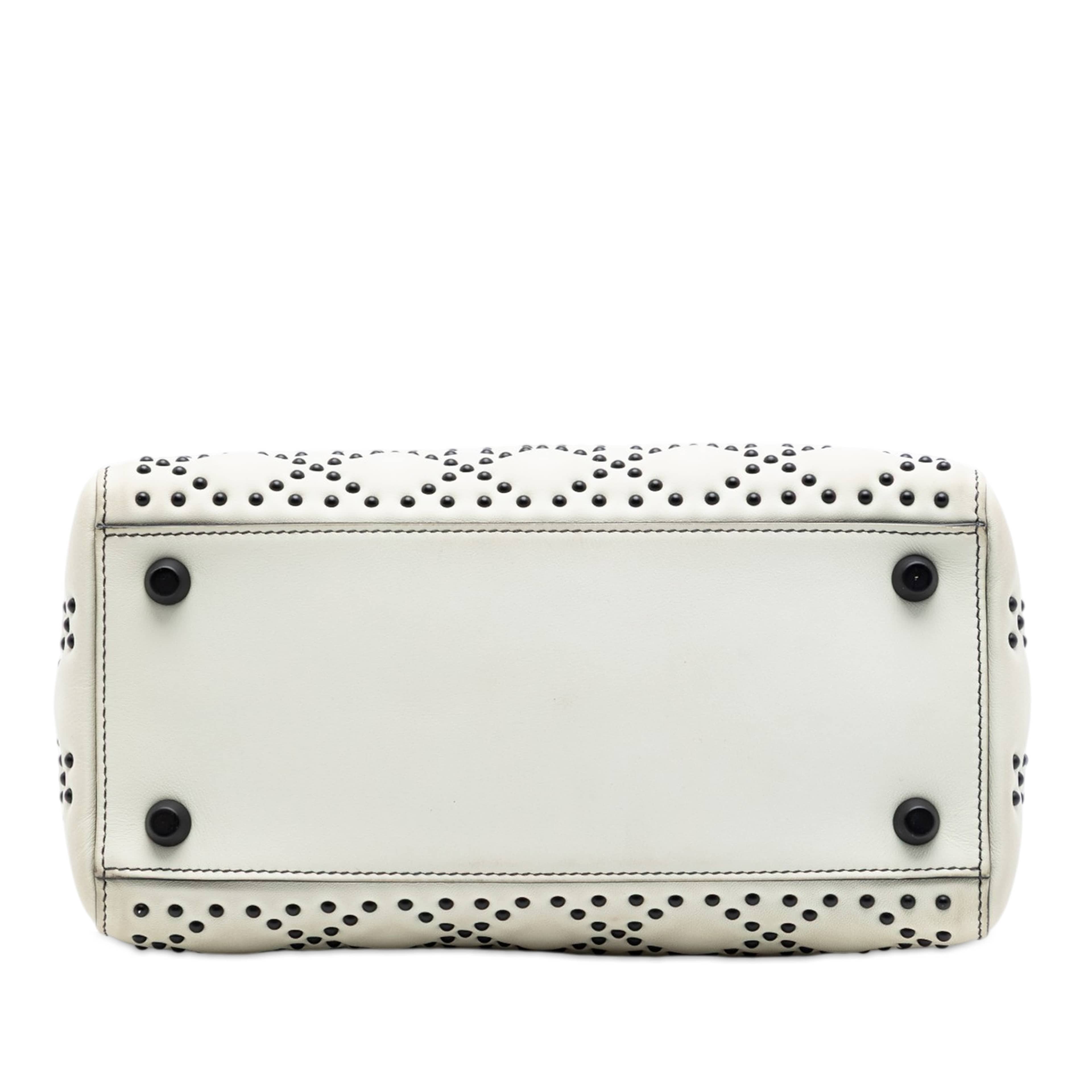 Dior Medium Lambskin Cannage Studded Supple Lady Dior, från Luxclusif, i färgen vit. Klicka för att öppna bilden i stort format