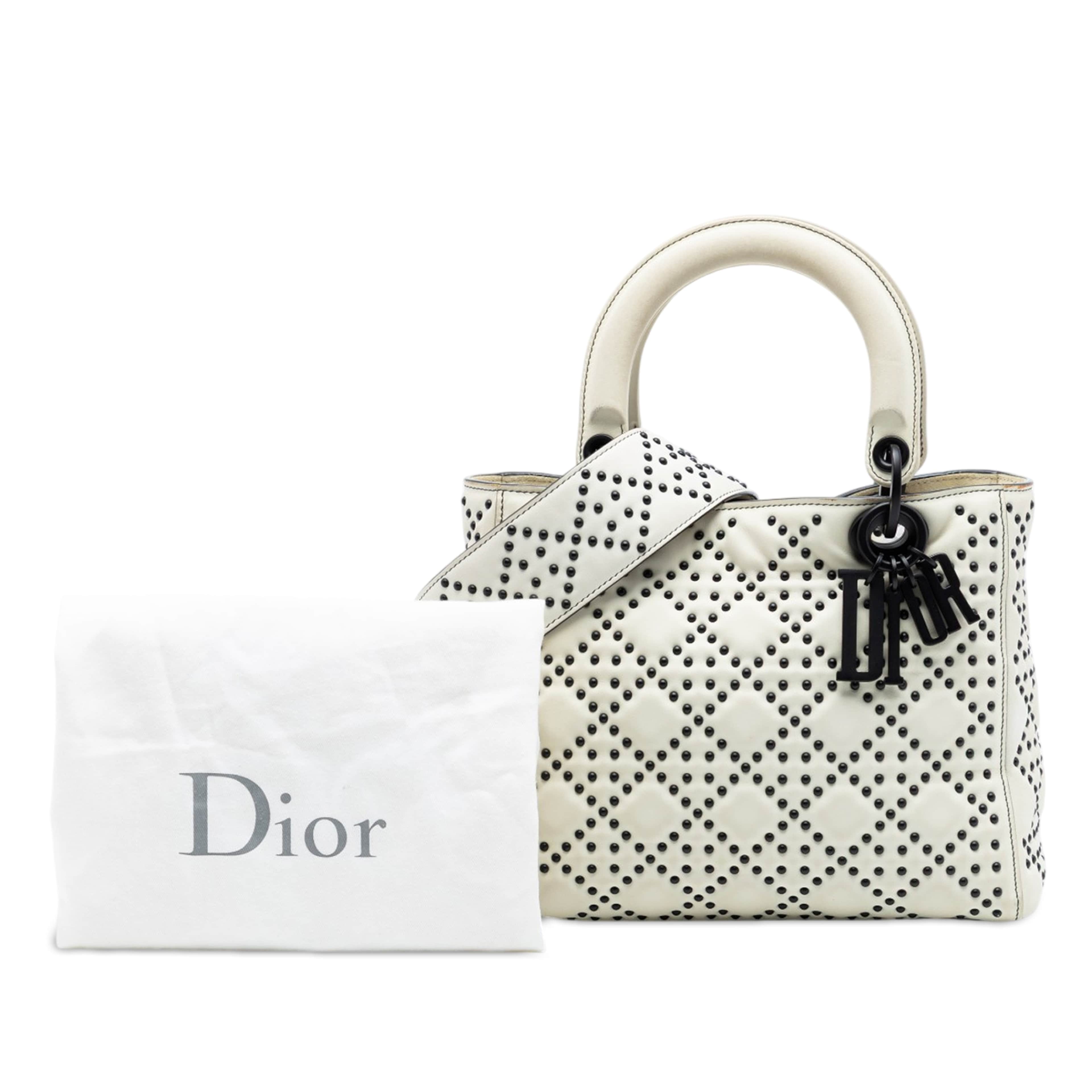 Dior Medium Lambskin Cannage Studded Supple Lady Dior, från Luxclusif, i färgen vit. Klicka för att öppna bilden i stort format