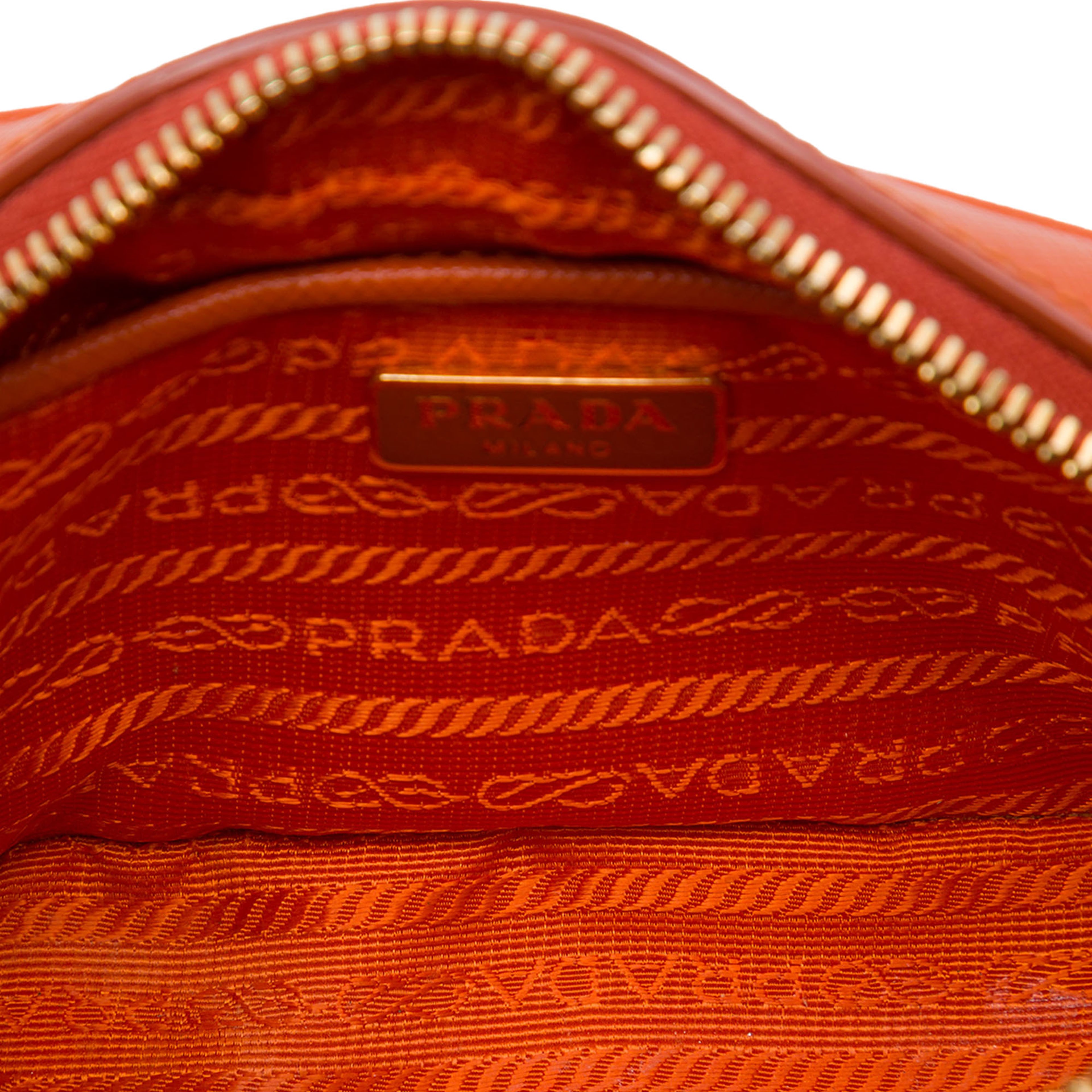 Prada Saffiano Camera Bag, från Luxclusif, i färgen orange. Klicka för att öppna bilden i stort format