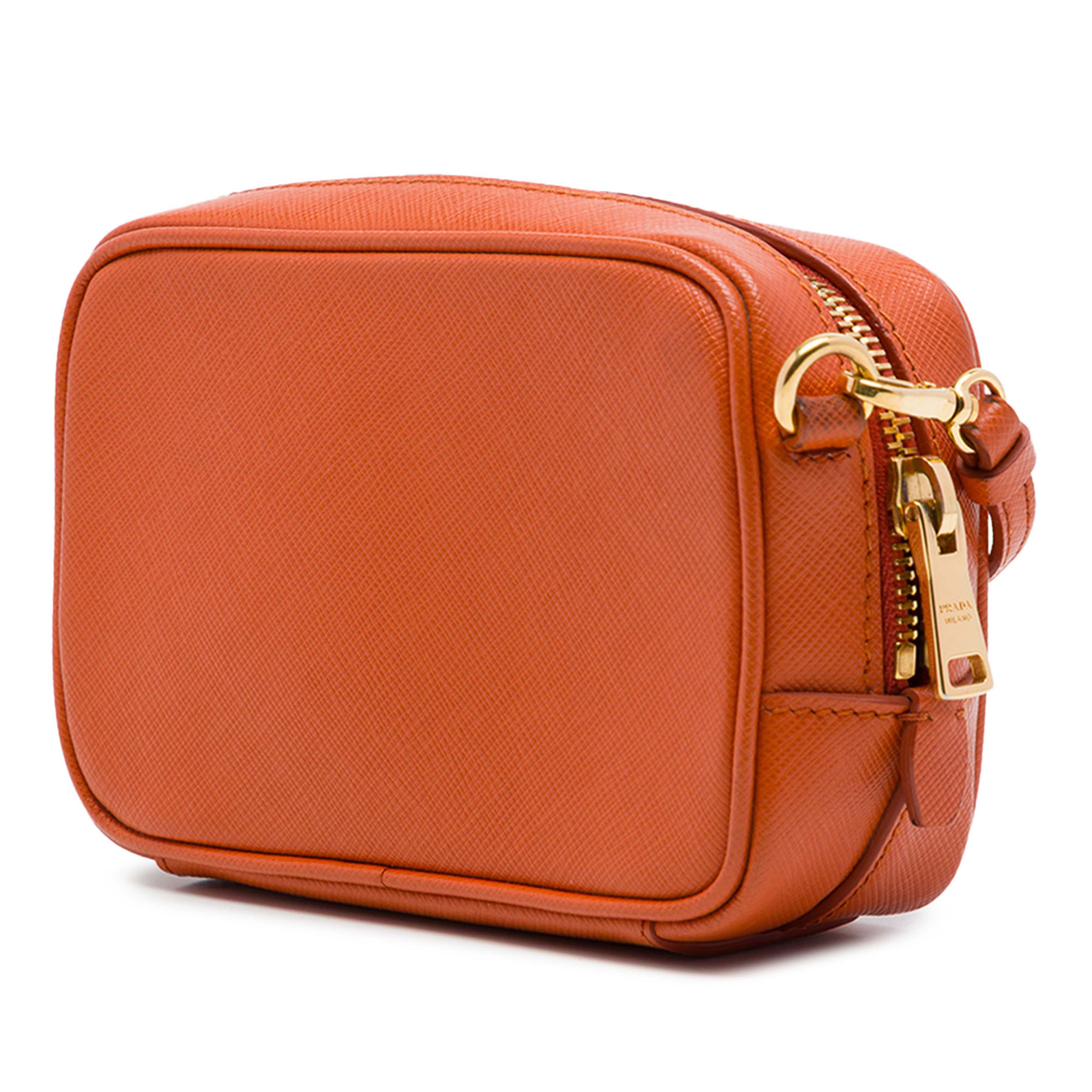 Prada Saffiano Camera Bag, från Luxclusif, i färgen orange. Klicka för att öppna bilden i stort format
