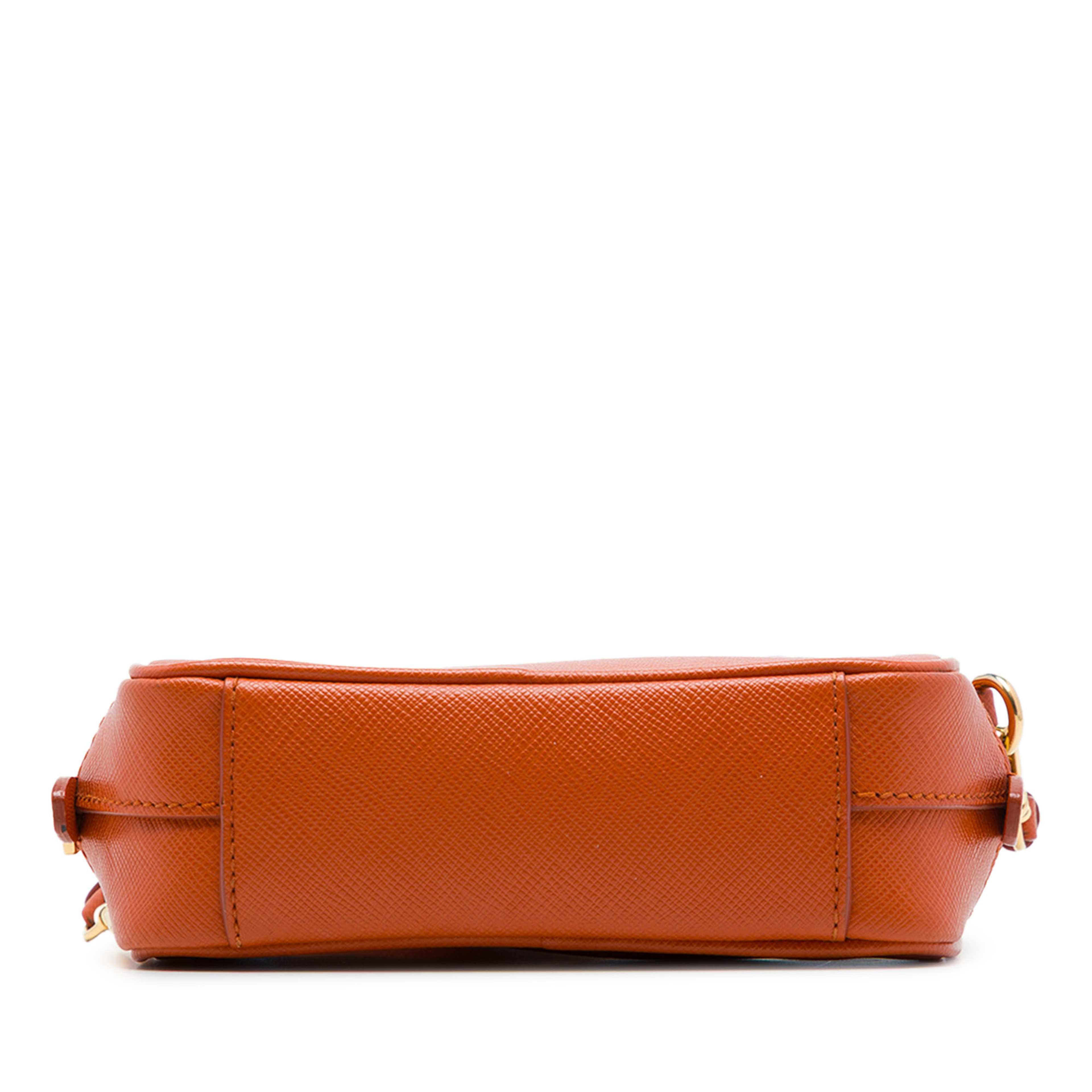Prada Saffiano Camera Bag, från Luxclusif, i färgen orange. Klicka för att öppna bilden i stort format