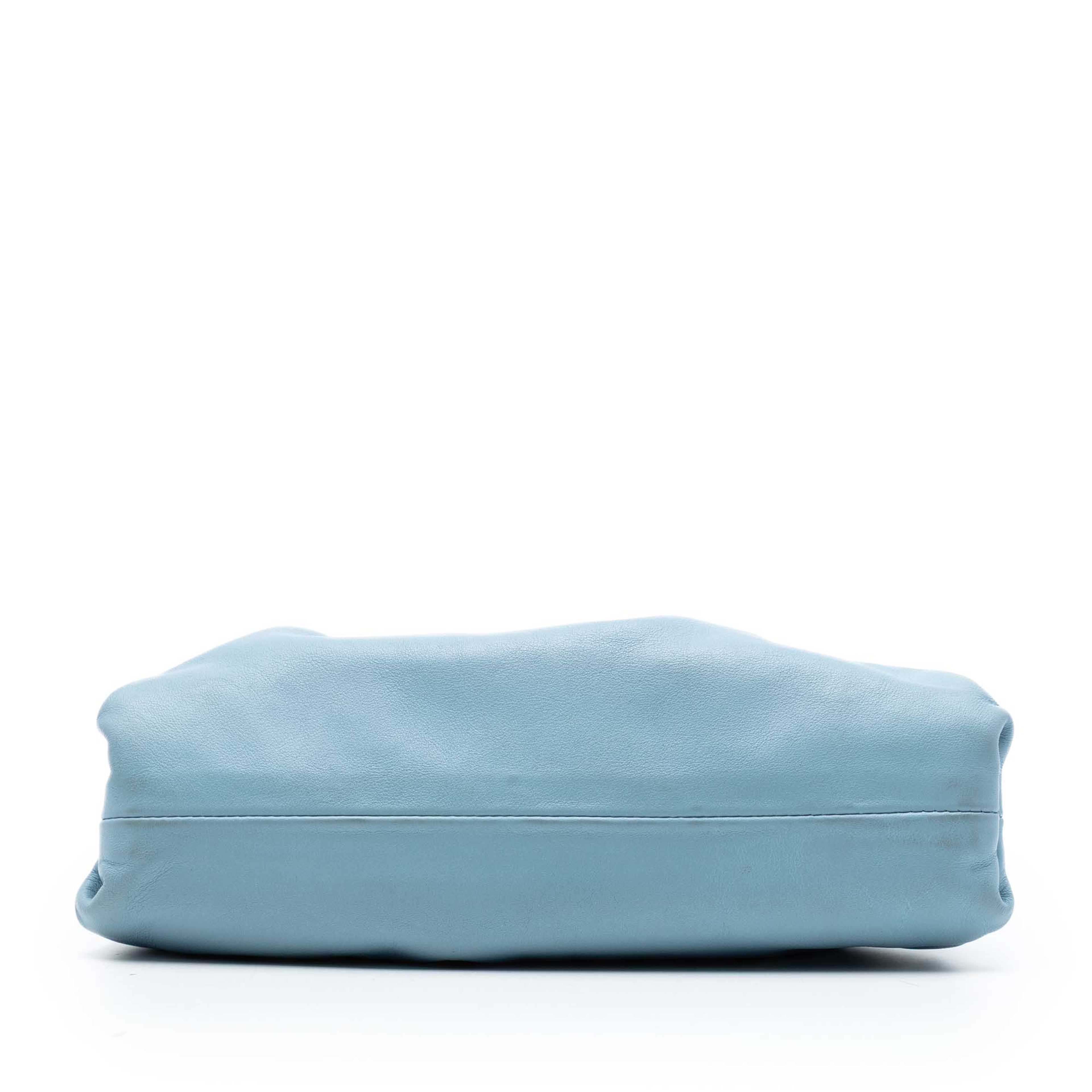 Bottega Veneta Lambskin The Mini Pouch Crossbody, från Luxclusif, i färgen light blue. Klicka för att öppna bilden i stort format