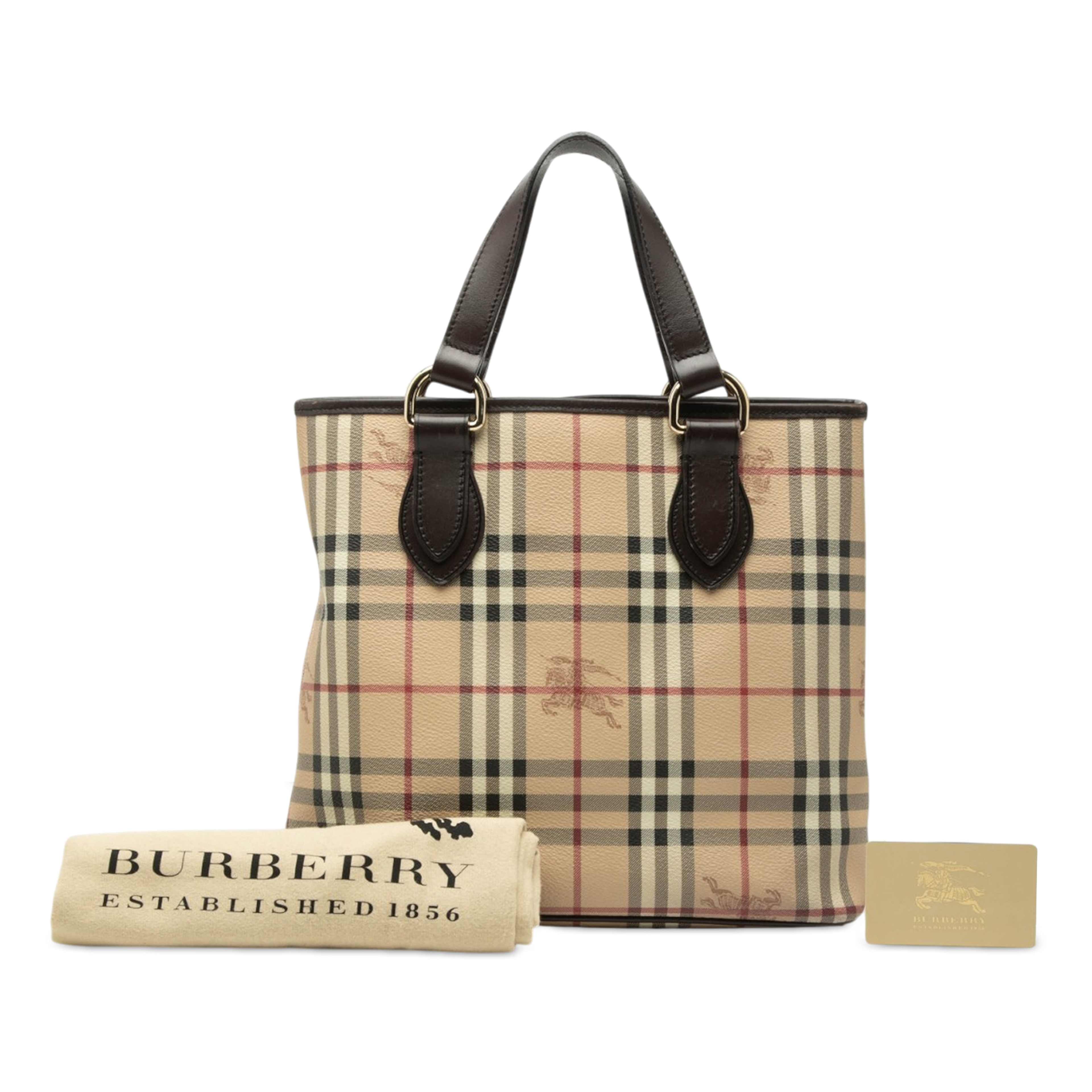 Burberry Haymarket Check Coated Canvas Tote, från Luxclusif, i färgen beige. Klicka för att öppna bilden i stort format