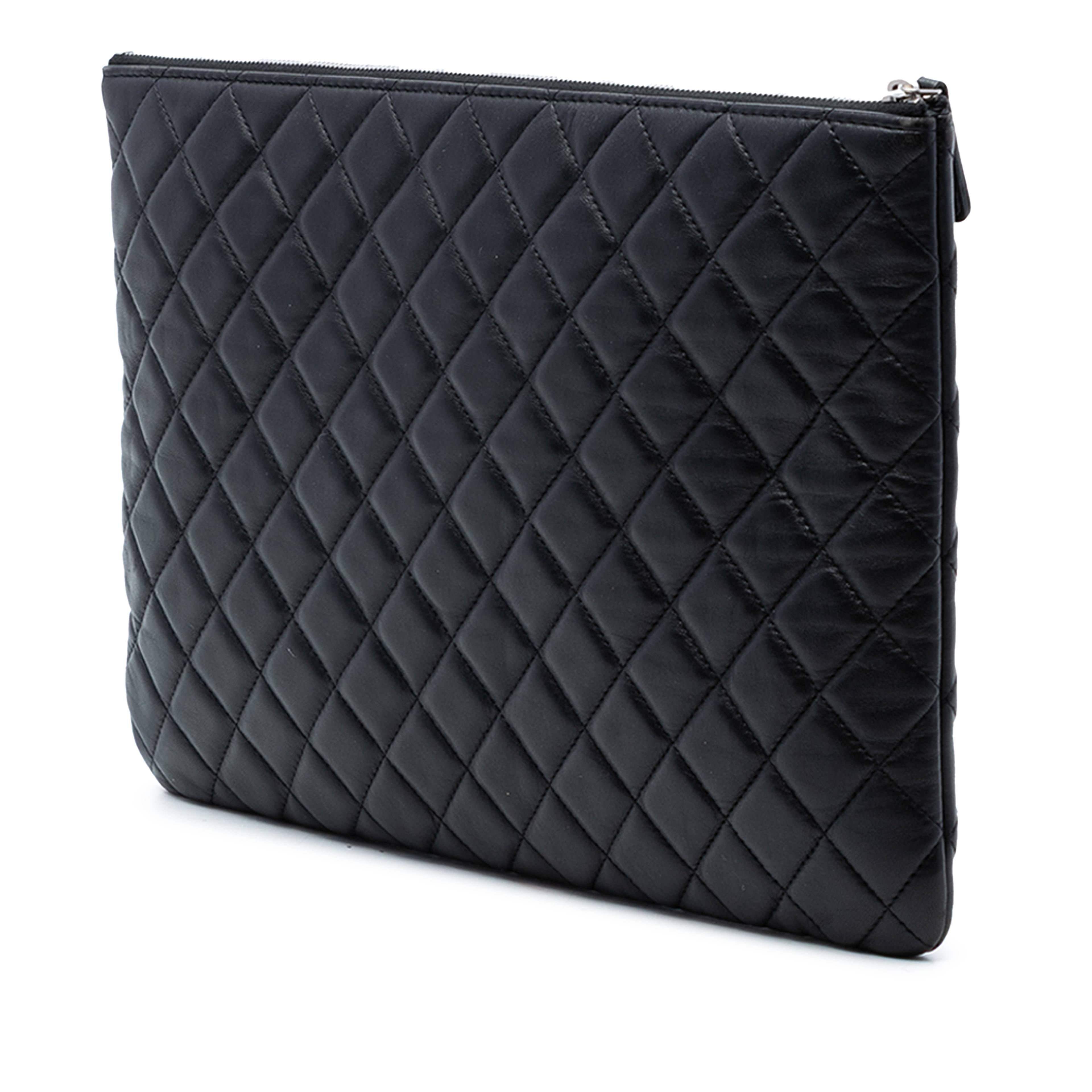 Chanel Large Quilted Lambskin O Case Clutch, från Luxclusif, i färgen svart. Klicka för att öppna bilden i stort format