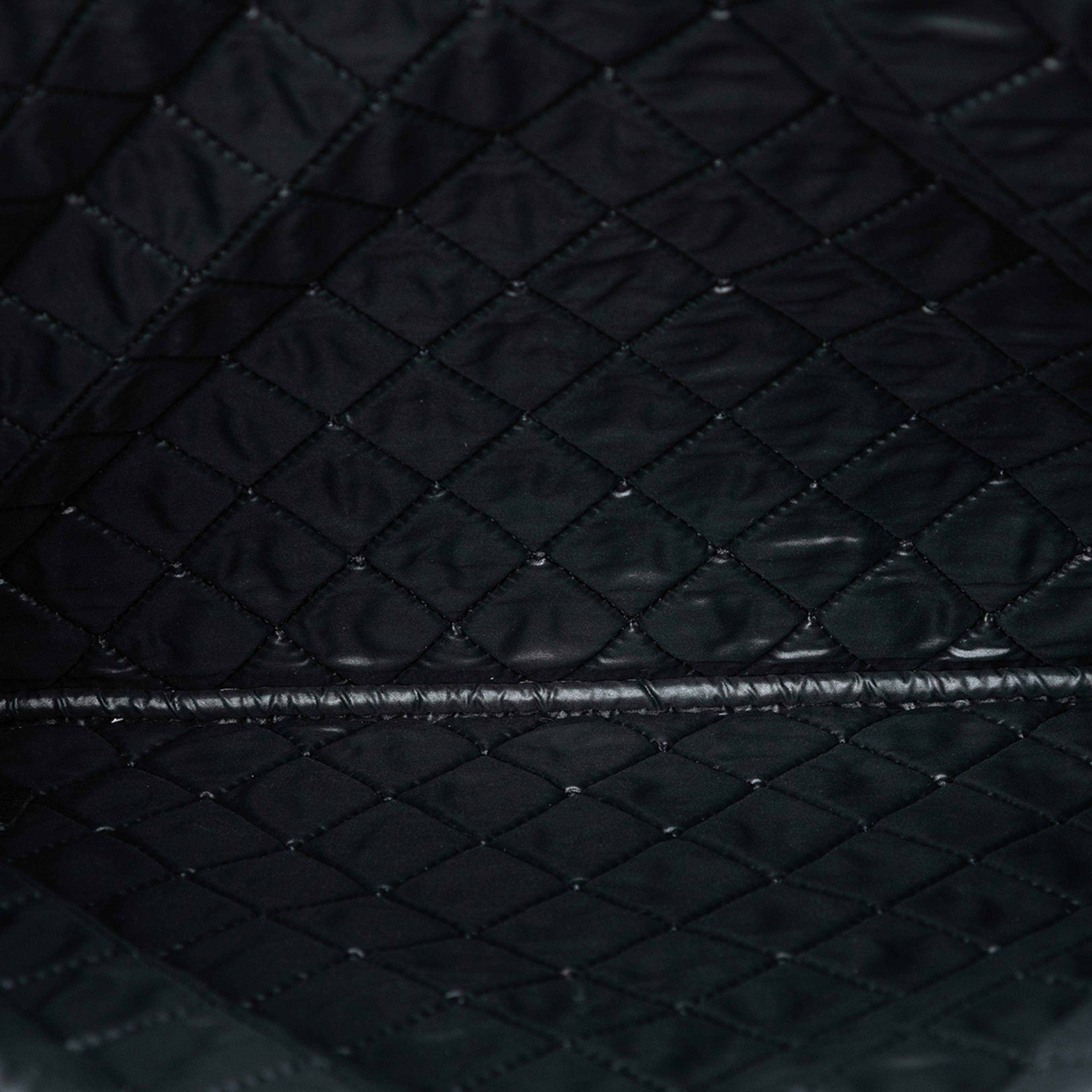 Chanel Large Quilted Lambskin O Case Clutch, från Luxclusif, i färgen svart. Klicka för att öppna bilden i stort format