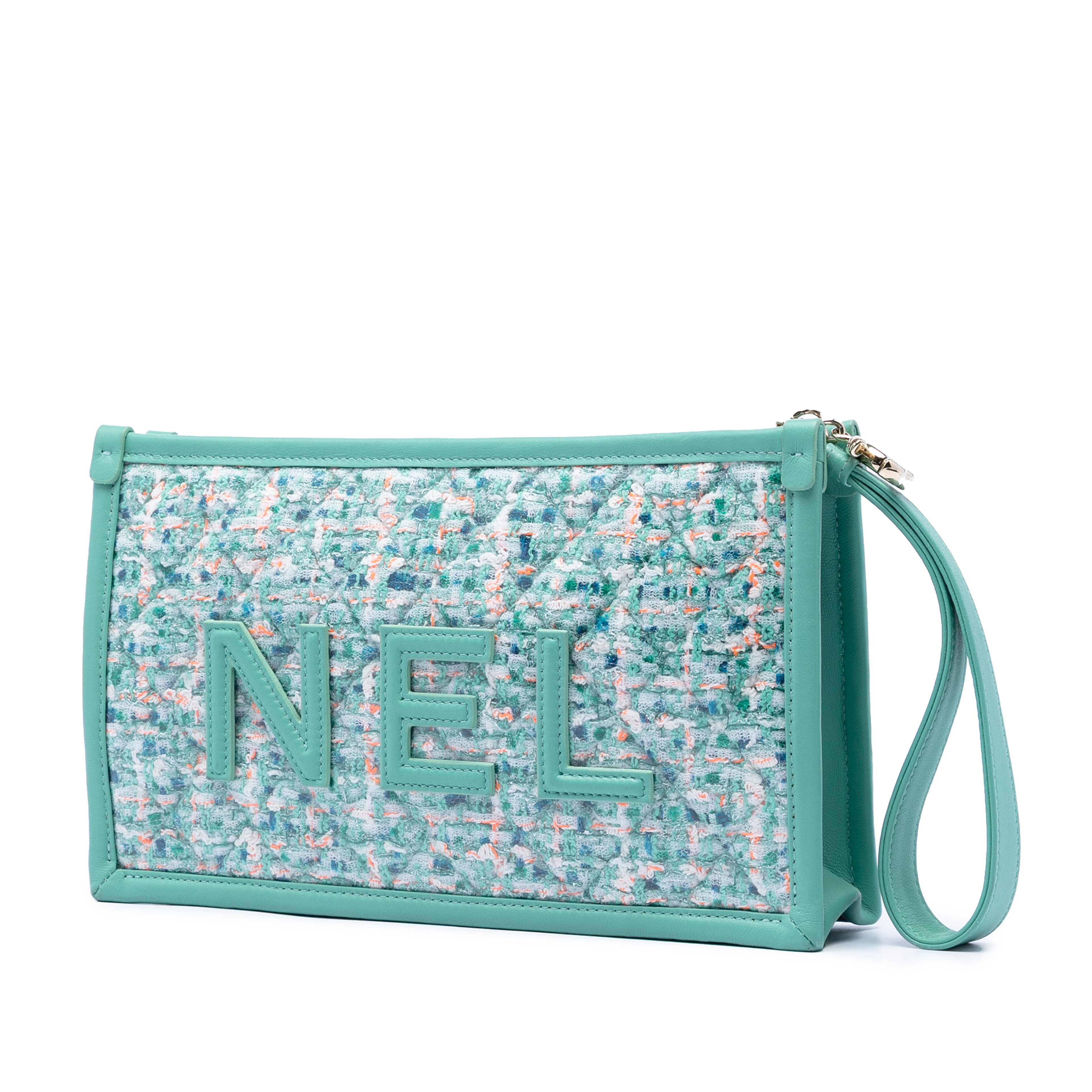 Chanel Quilted Tweed Pvc Logo Wristlet Clutch, från Luxclusif, i färgen turquoise. Klicka för att öppna bilden i stort format