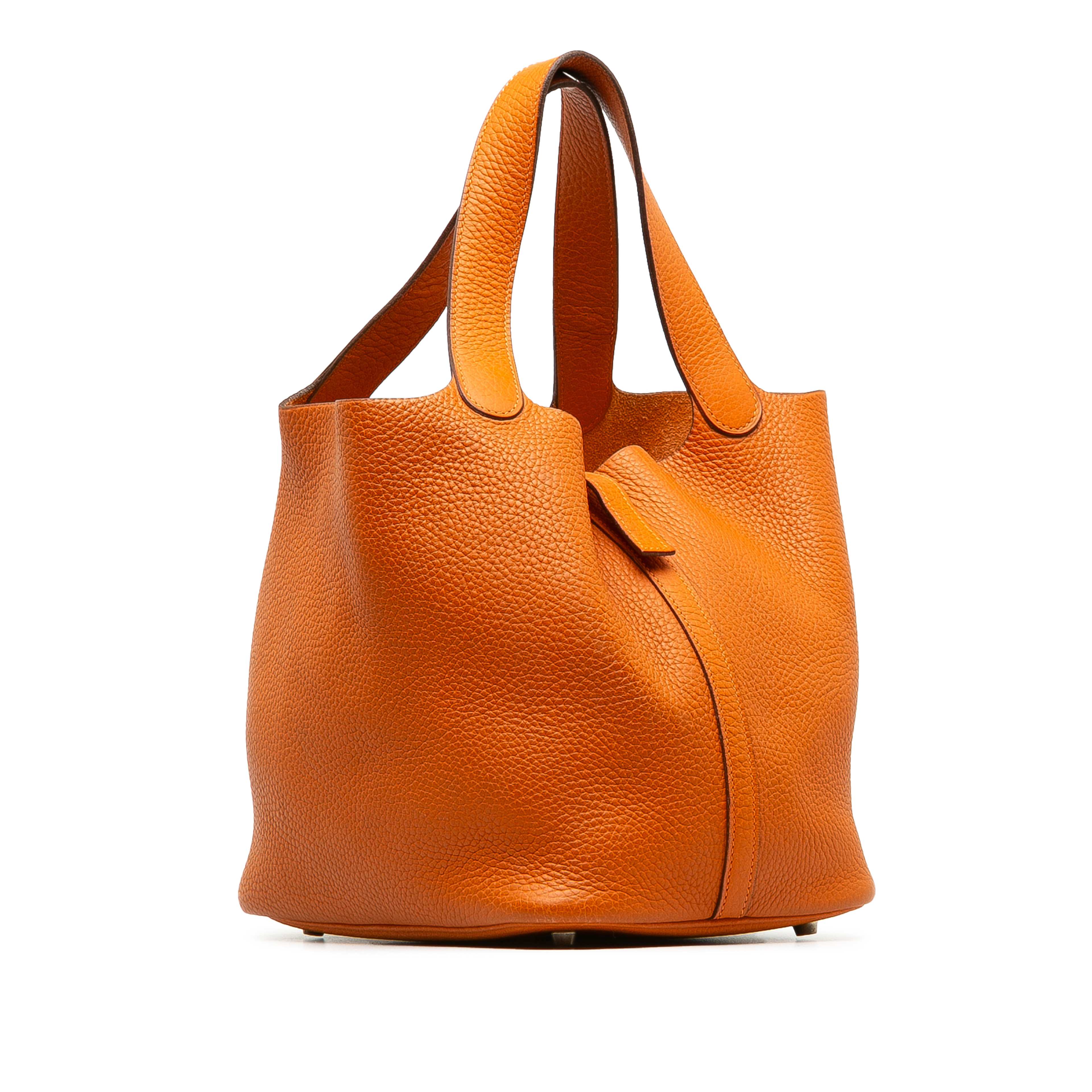 Hermès Clemence Picotin Lock 22, från Luxclusif, i färgen orange. Klicka för att öppna bilden i stort format